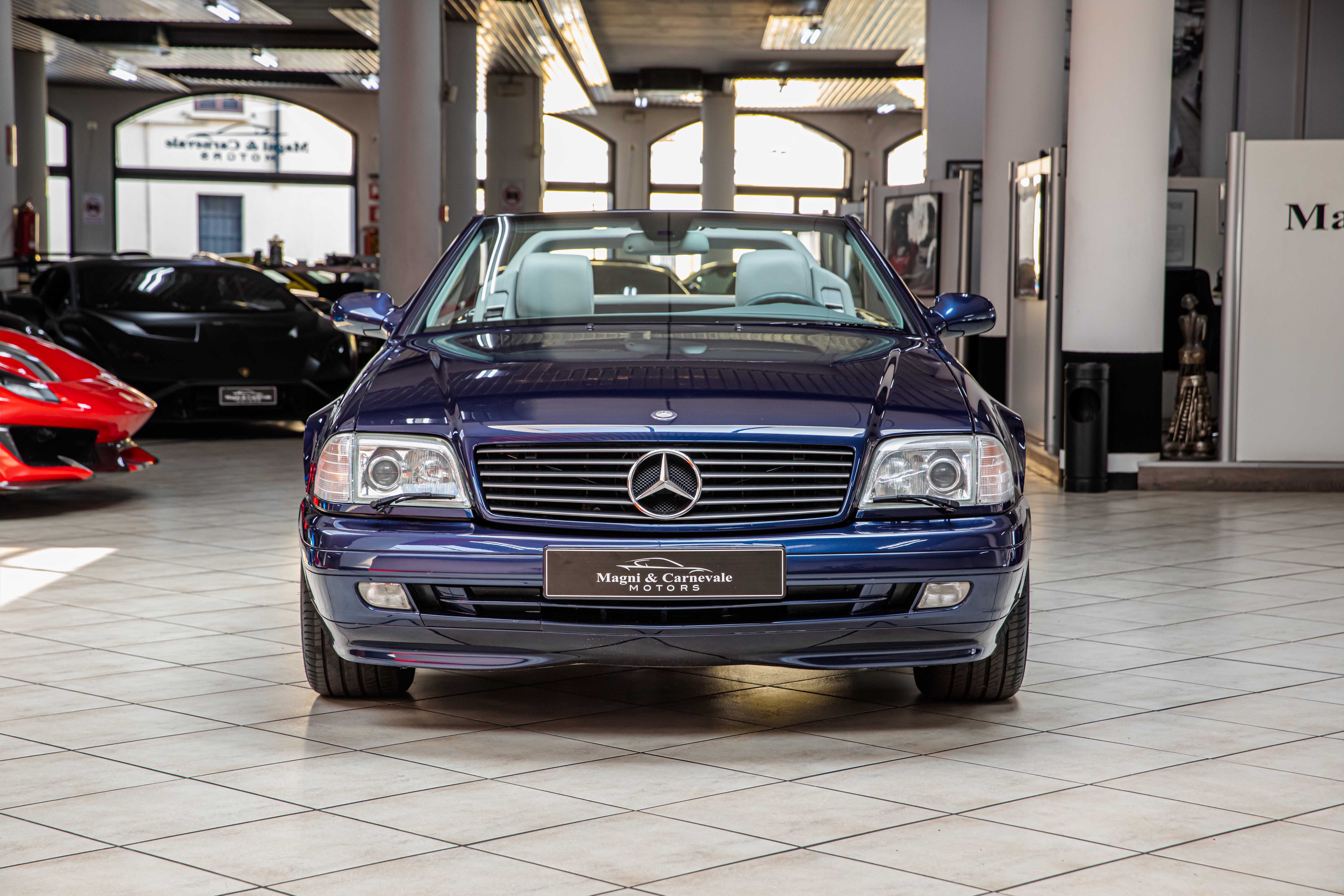 2000 Mercedes-Benz SL 500 proposée par un concessionnaire spécialisé à Milan, Italie, photo 14 sur 20