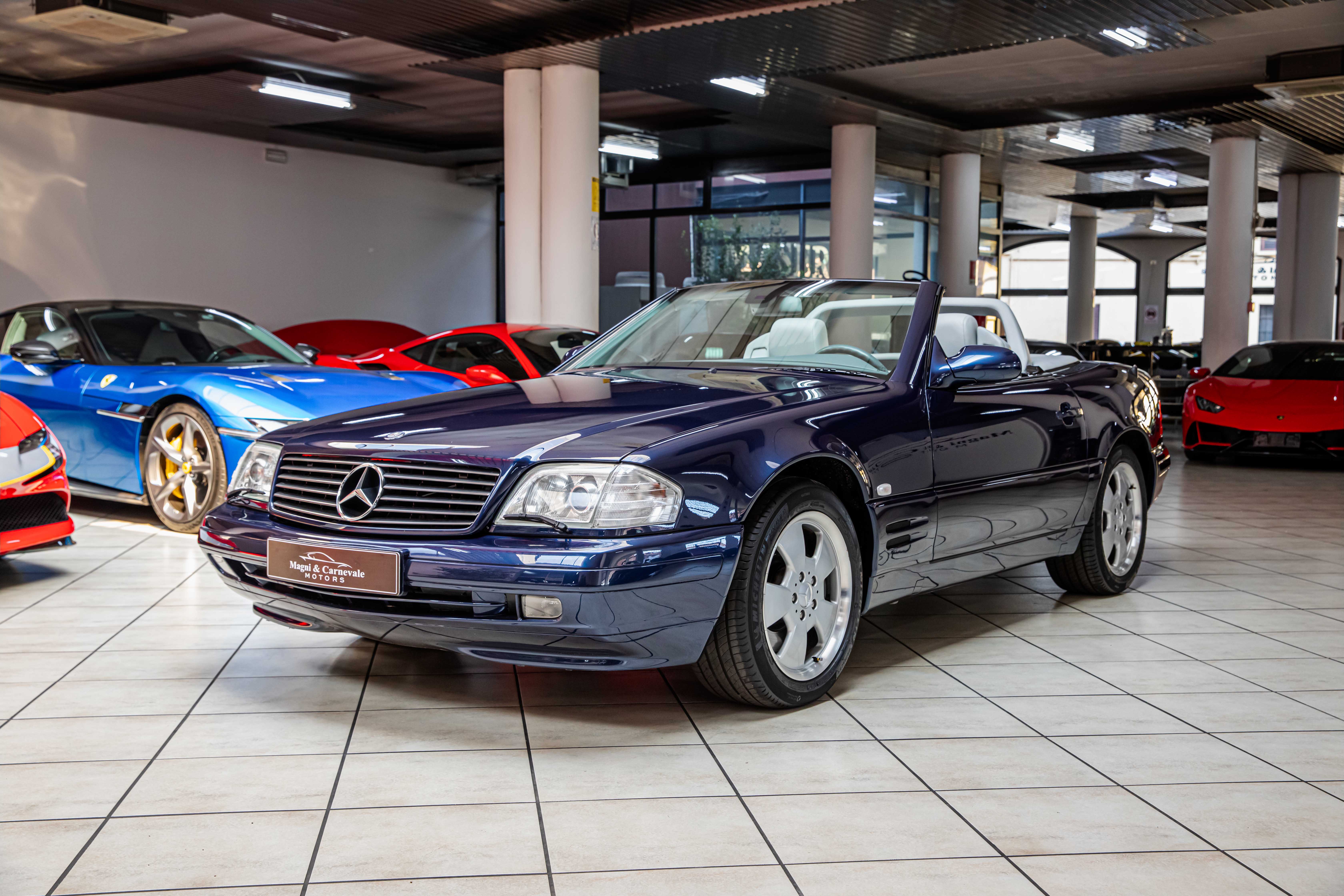 2000 Mercedes-Benz SL 500 proposée par un concessionnaire spécialisé à Milan, Italie, photo 15 sur 20