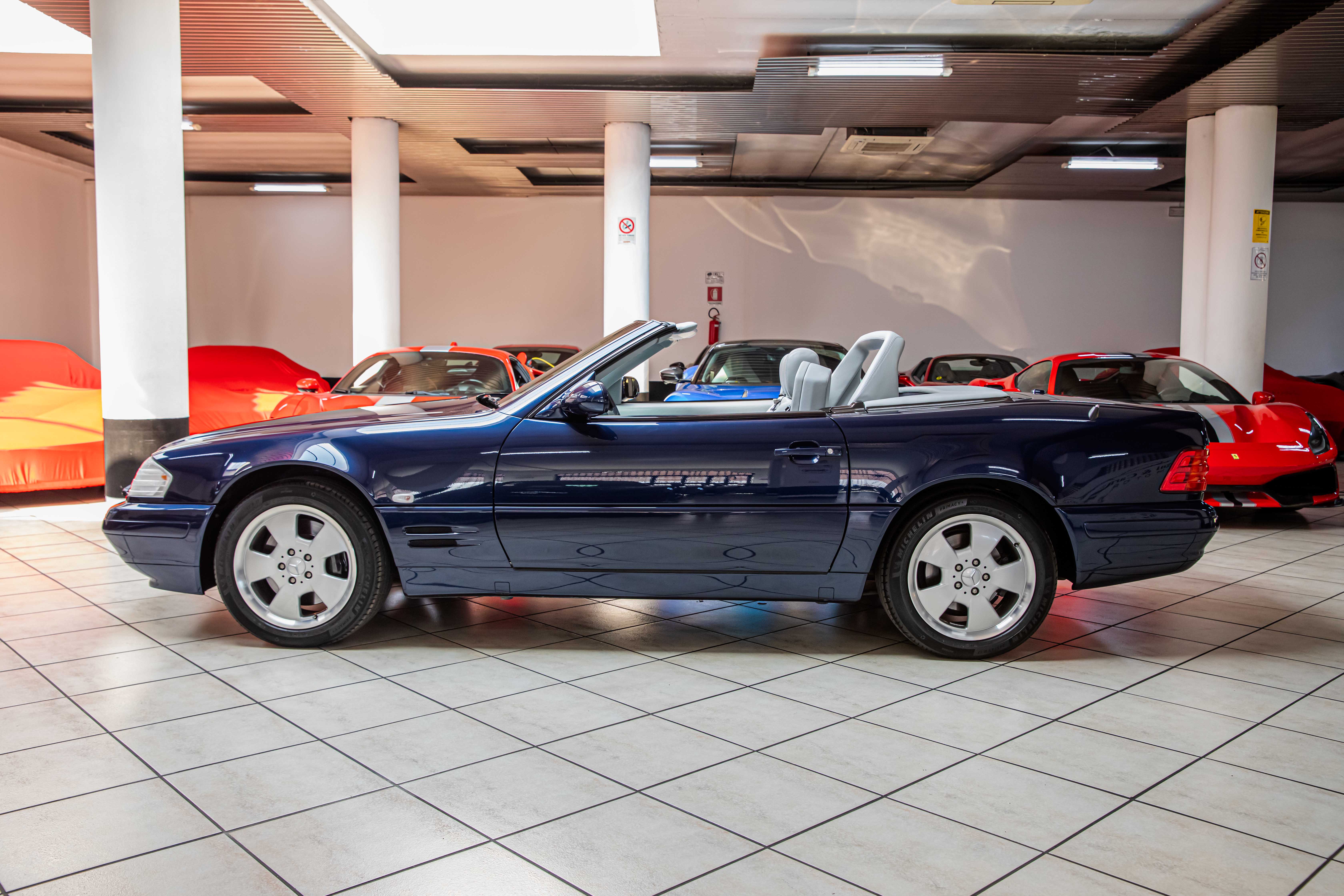 2000 Mercedes-Benz SL 500 proposée par un concessionnaire spécialisé à Milan, Italie, photo 16 sur 20