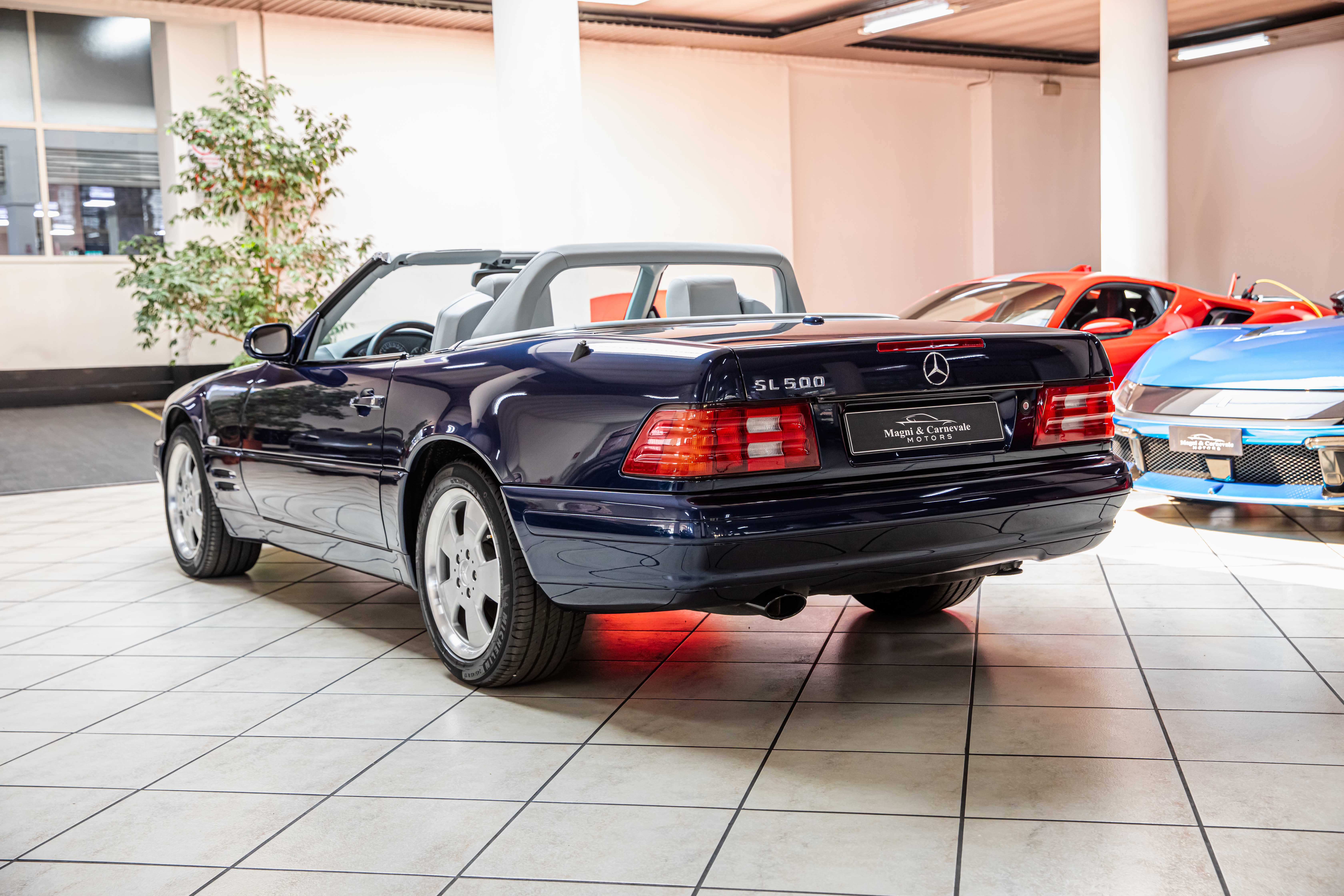 2000 Mercedes-Benz SL 500 proposée par un concessionnaire spécialisé à Milan, Italie, photo 17 sur 20