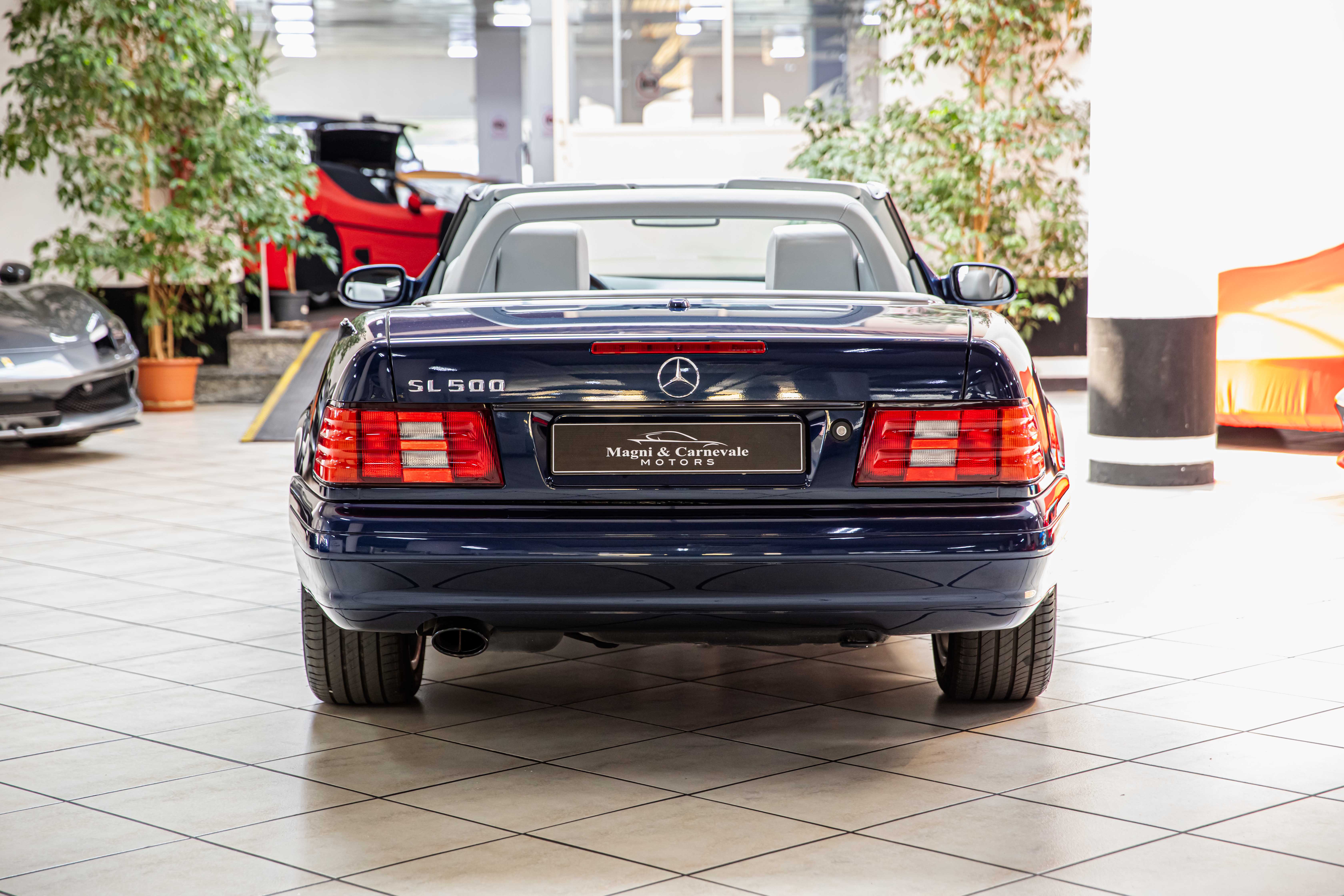 2000 Mercedes-Benz SL 500 proposée par un concessionnaire spécialisé à Milan, Italie, photo 18 sur 20