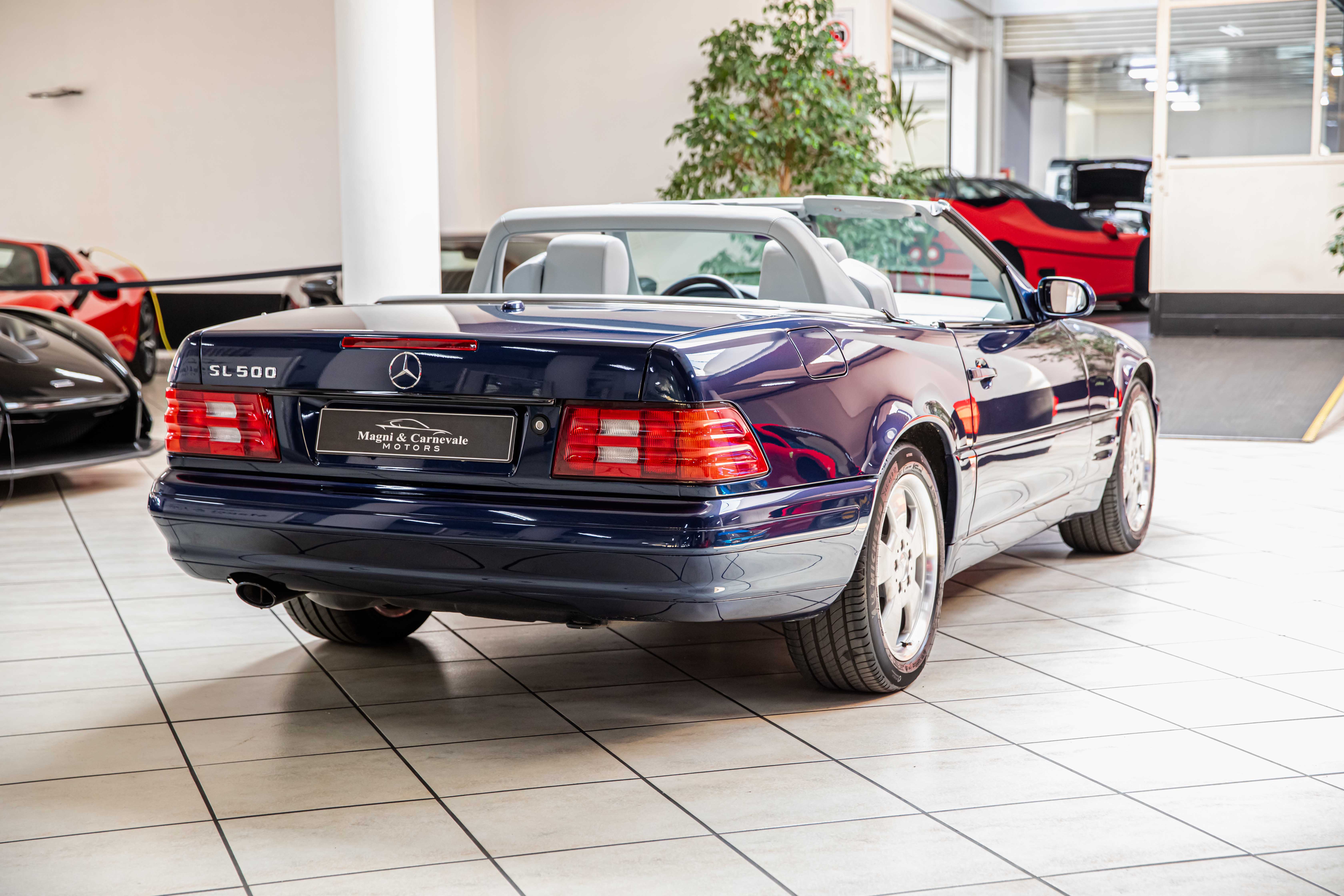 2000 Mercedes-Benz SL 500 proposée par un concessionnaire spécialisé à Milan, Italie, photo 19 sur 20