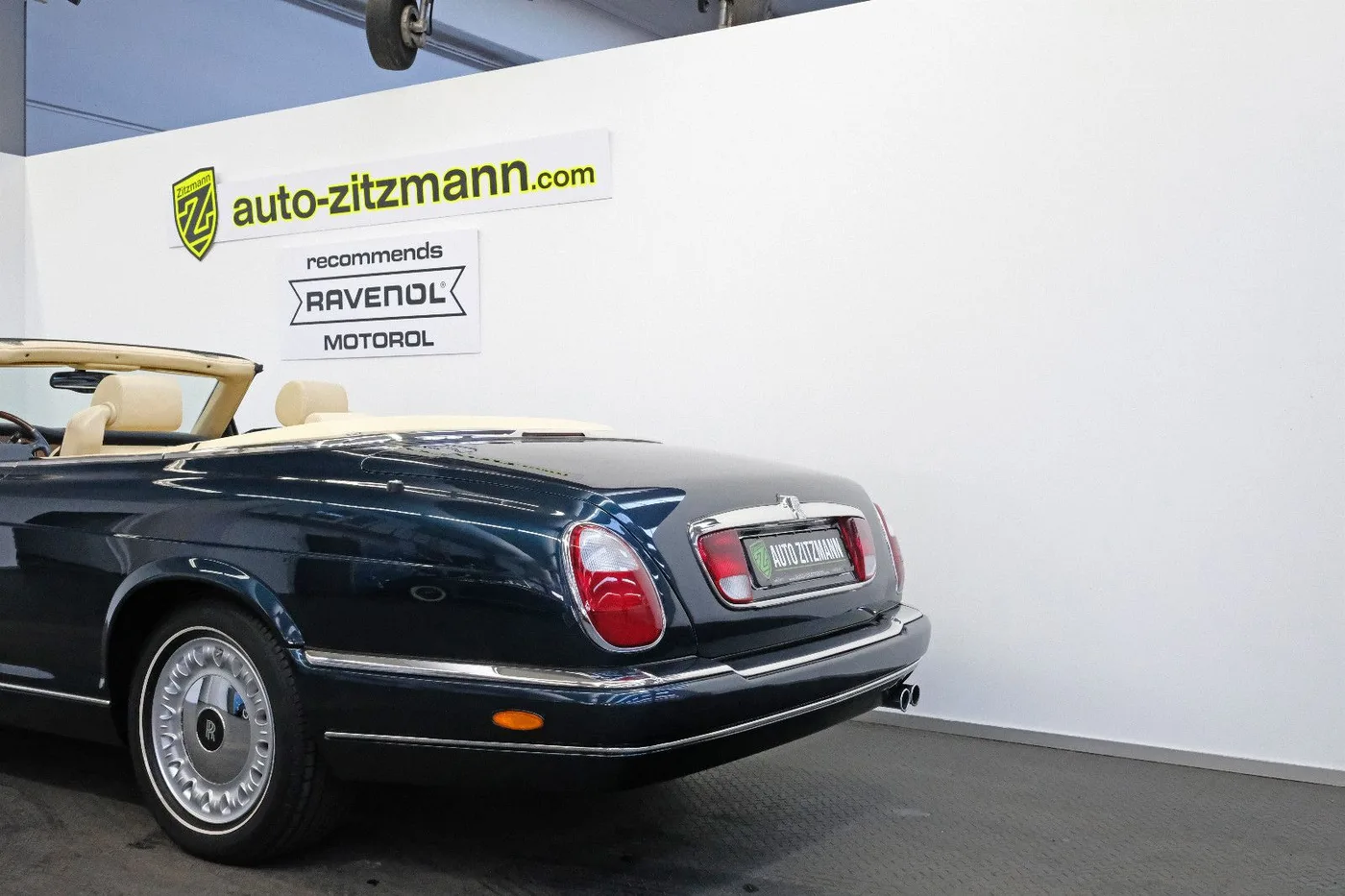 2000 Rolls-Royce Corniche V offered by a specialist dealer in Nuremberg, Germany, photo 10 of 15