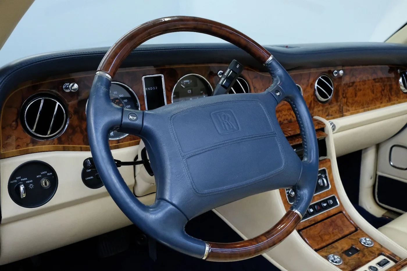 2000 Rolls-Royce Corniche V offered by a specialist dealer in Nuremberg, Germany, photo 11 of 15