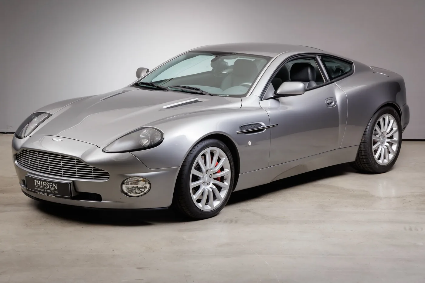 2001 Aston Martin V12 Vanquish angeboten von einem Fachhändler in Hamburg, Deutschland, Hauptfoto
