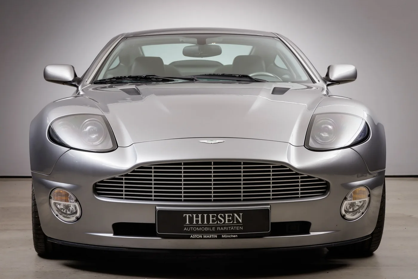 2001 Aston Martin V12 Vanquish, 2/29