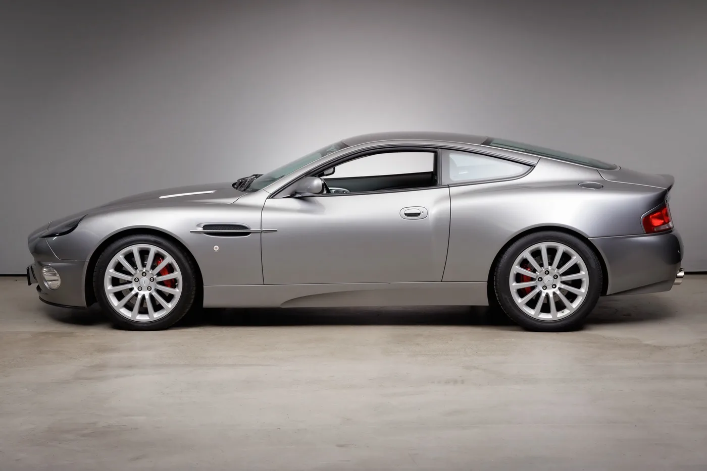 2001 Aston Martin V12 Vanquish, 4/29