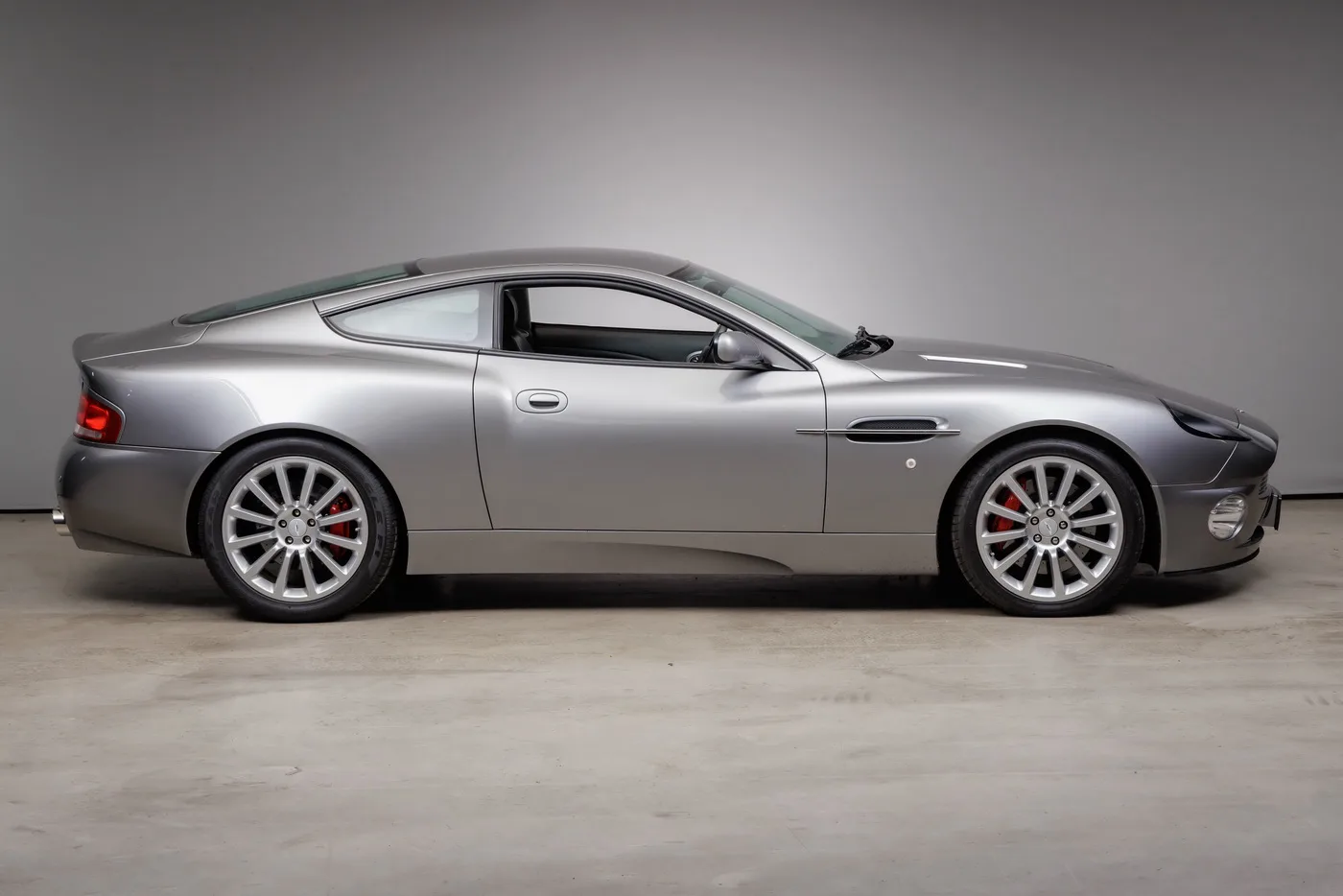 2001 Aston Martin V12 Vanquish, 5/29
