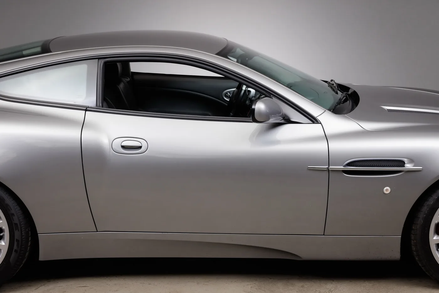 2001 Aston Martin V12 Vanquish, 7/29