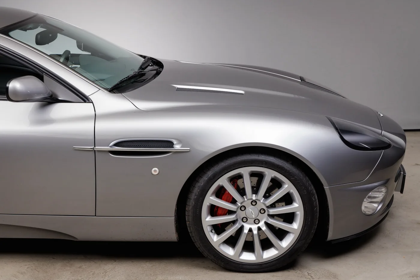 2001 Aston Martin V12 Vanquish, 8/29