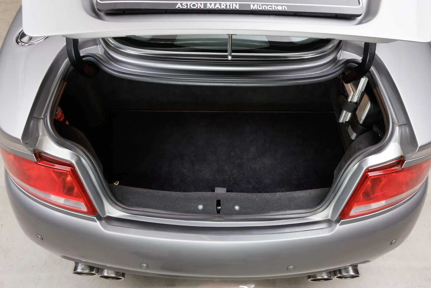 2001 Aston Martin V12 Vanquish, 13/29