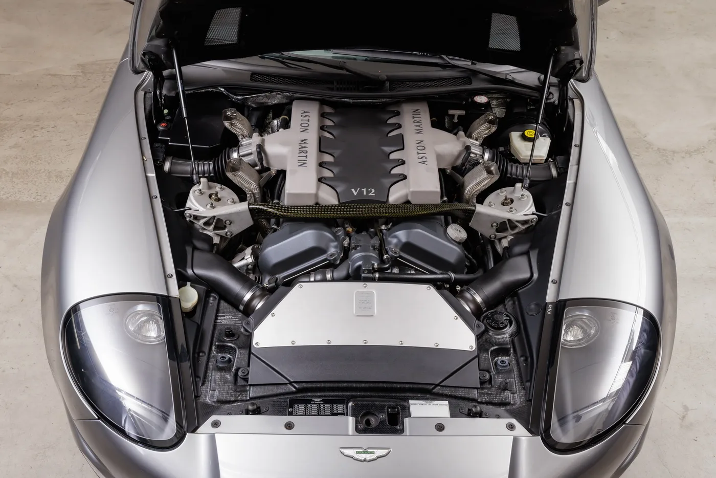 2001 Aston Martin V12 Vanquish, 28/29