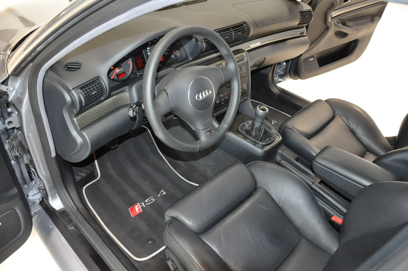 2001 Audi RS4 Avant offered by a collector car dealer in Alkmaar, Netherlands, photo 2 of 25