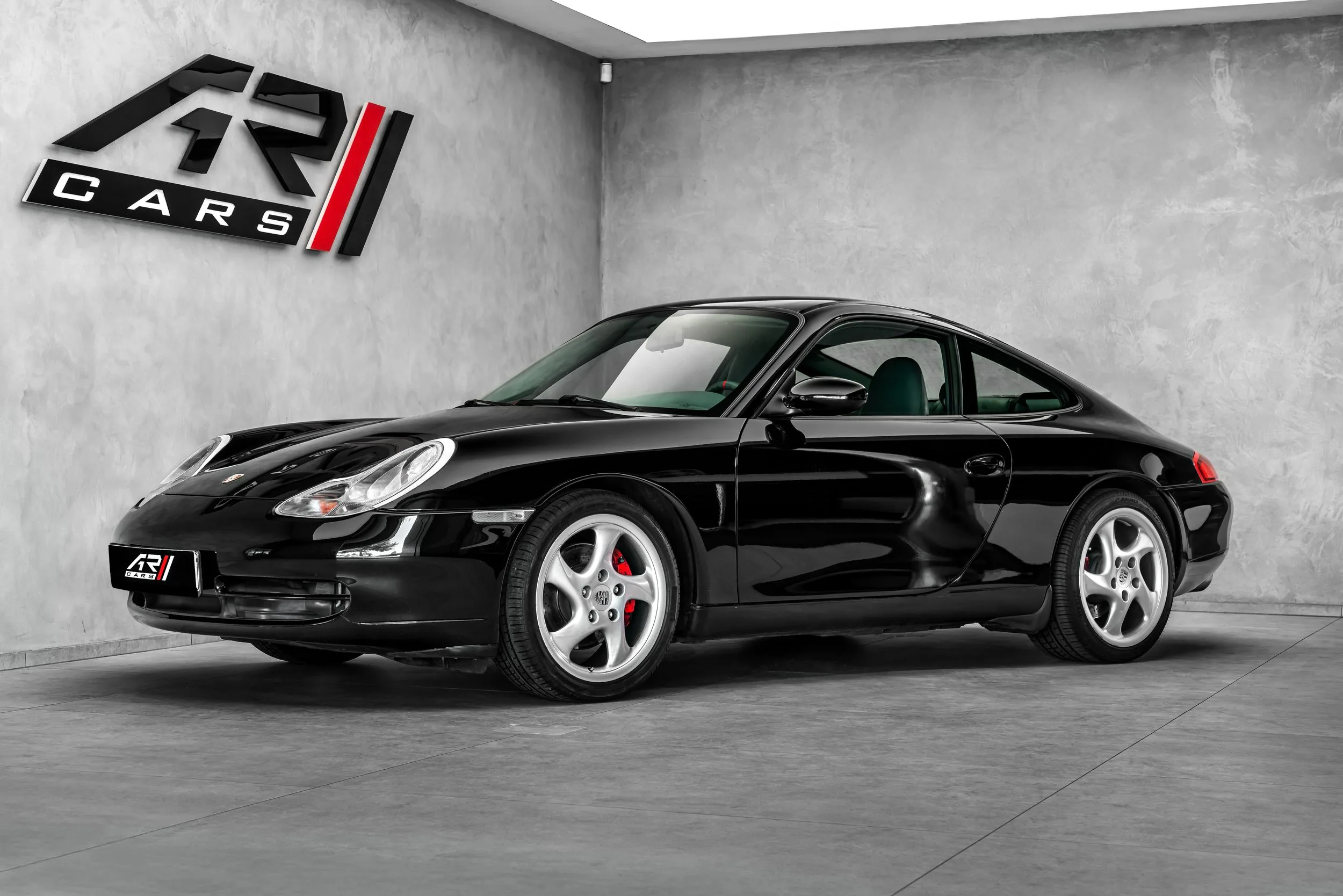 2001 Porsche 911 angeboten von einem Spezialhändler in Ostrava, Tschechien, Hauptfoto