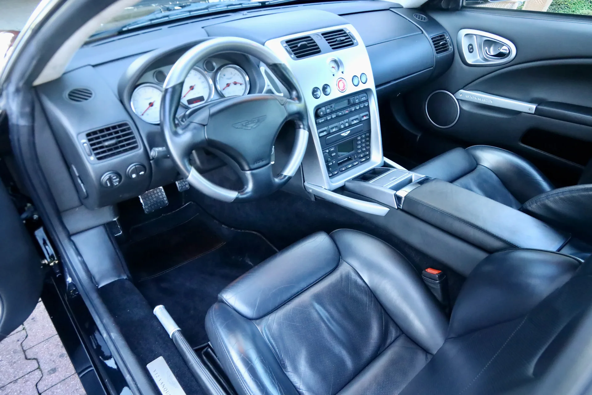 2002 Aston Martin V12 Vanquish, 3/30