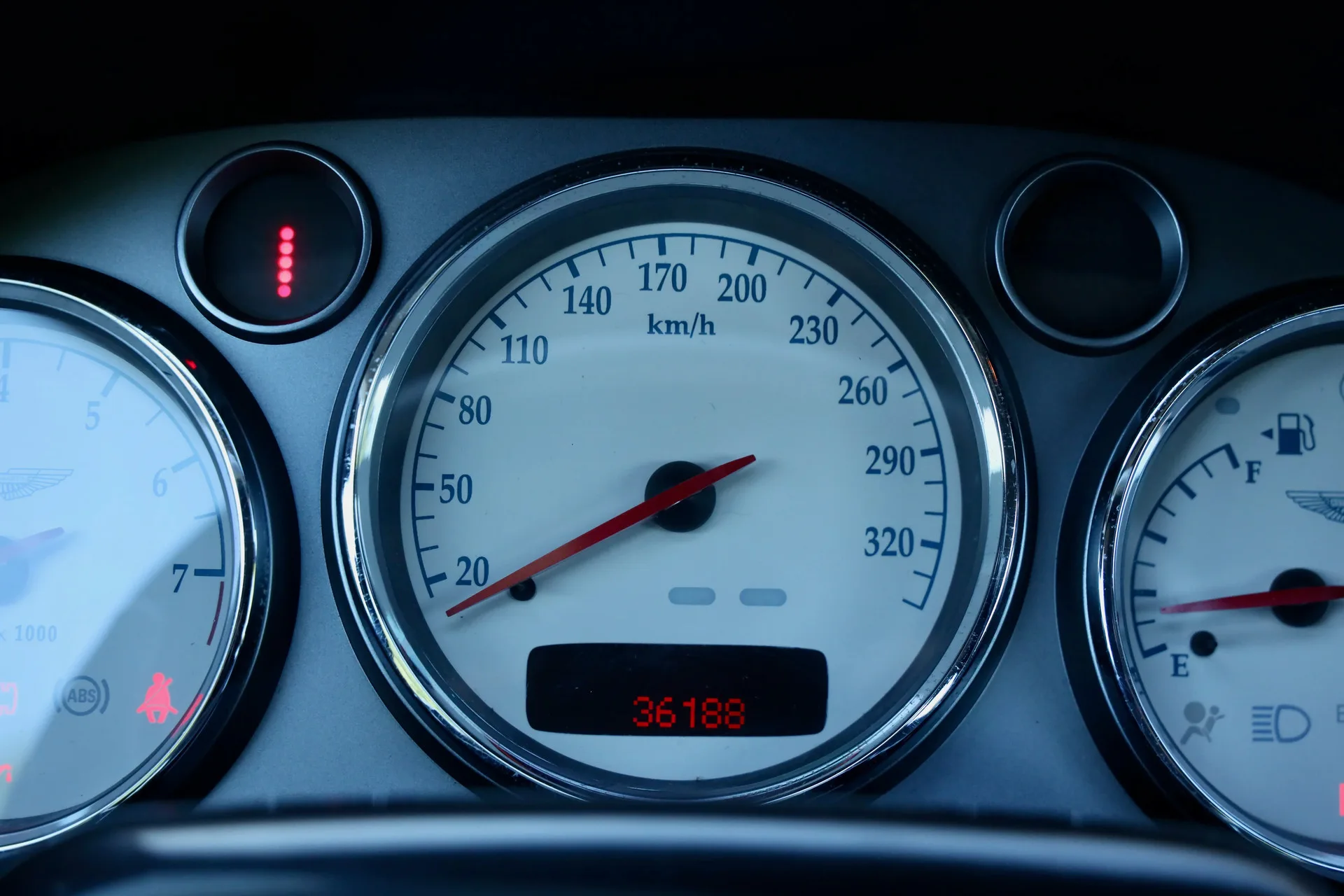 2002 Aston Martin V12 Vanquish, 7/30
