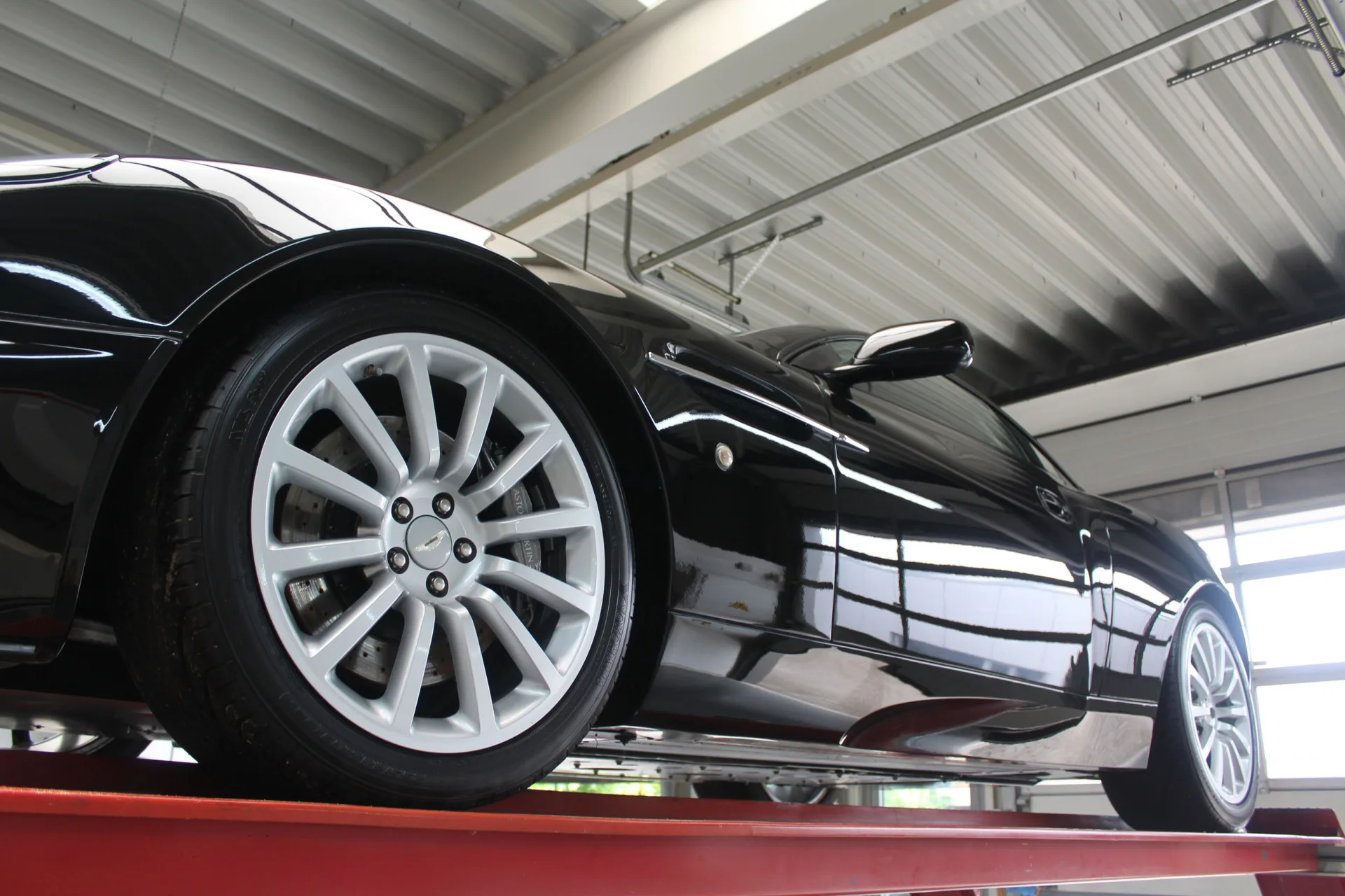 2002 Aston Martin V12 Vanquish, 8/30
