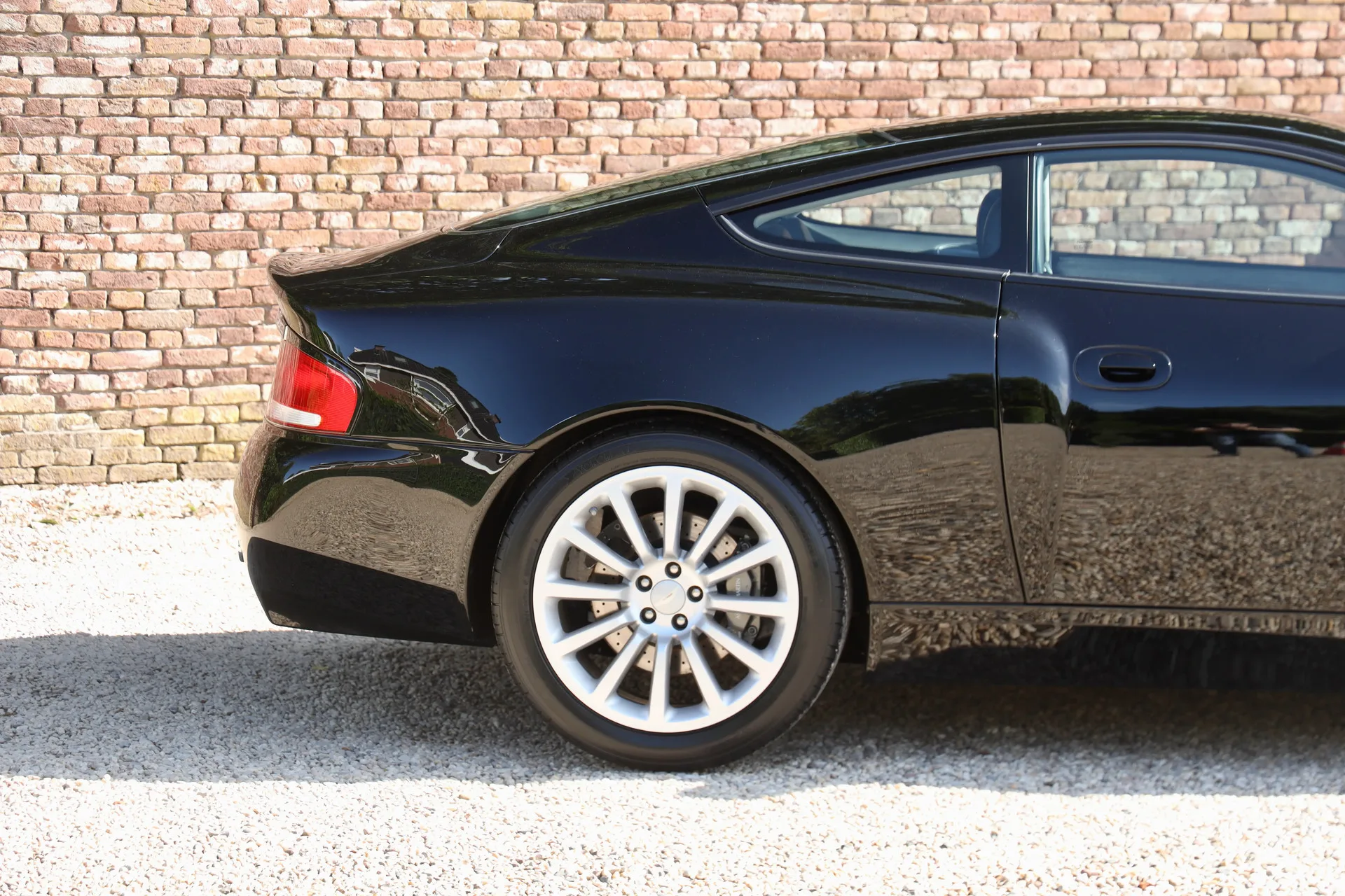 2002 Aston Martin V12 Vanquish, 24/30