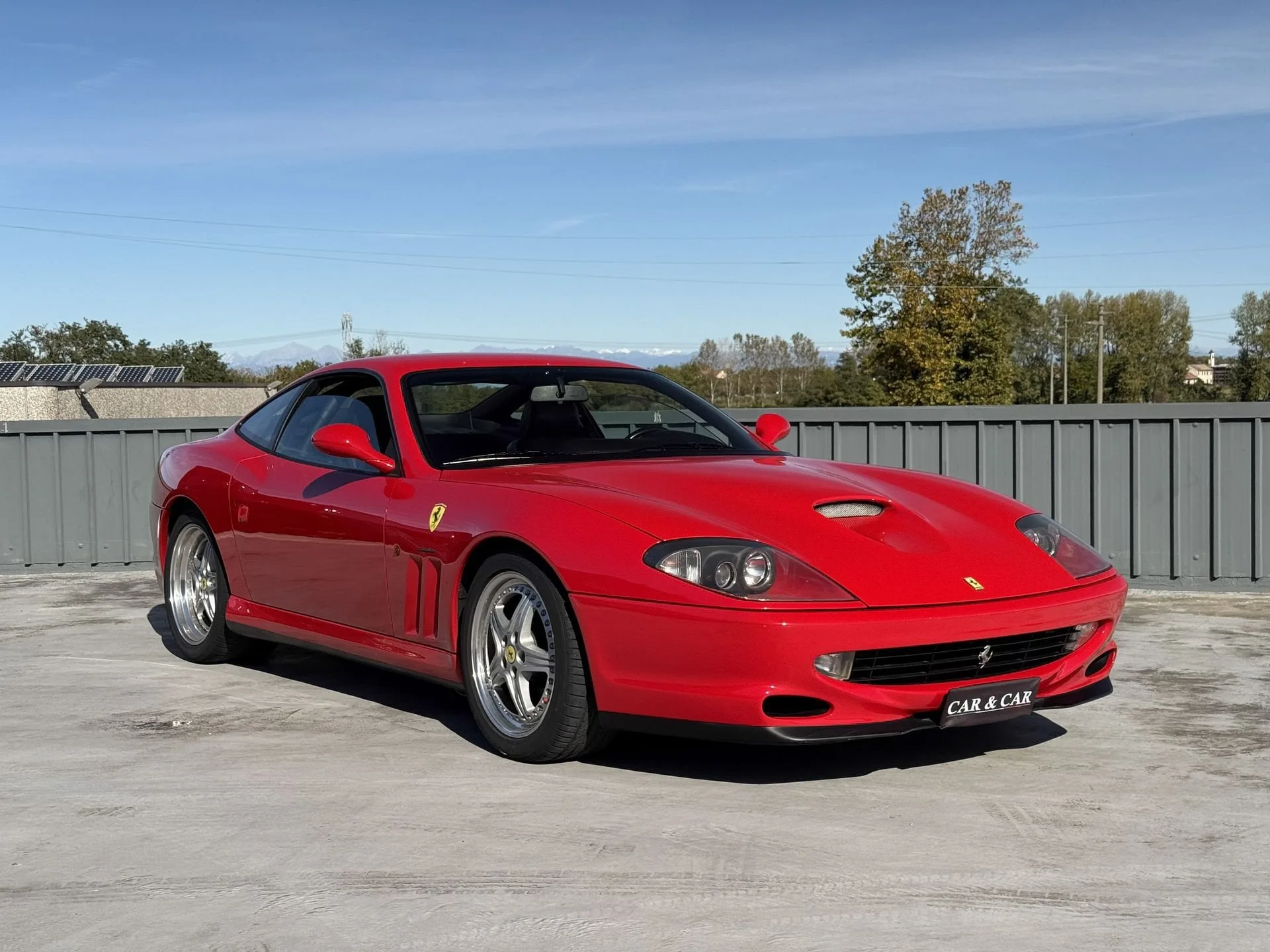 2002 Ferrari 550 Maranello Handling Fiorano en un concesionario especializado de Zibido San Giacomo, Italia, foto principal
