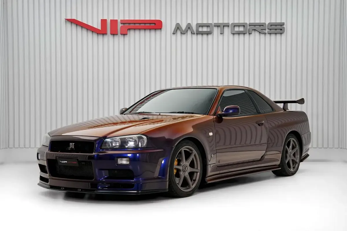 2002 Nissan Skyline GT-R en un concesionario especializado de Dubái, Emiratos Árabes Unidos, foto principal