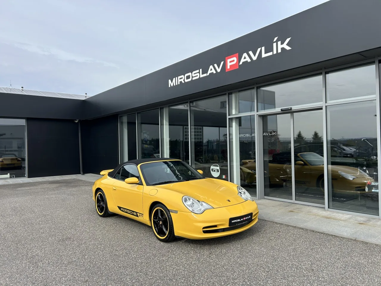 2002 Porsche 911 Carrera Cabriolet 996 proposée par un concessionnaire spécialisé à Písek, Tchéquie, photo principale