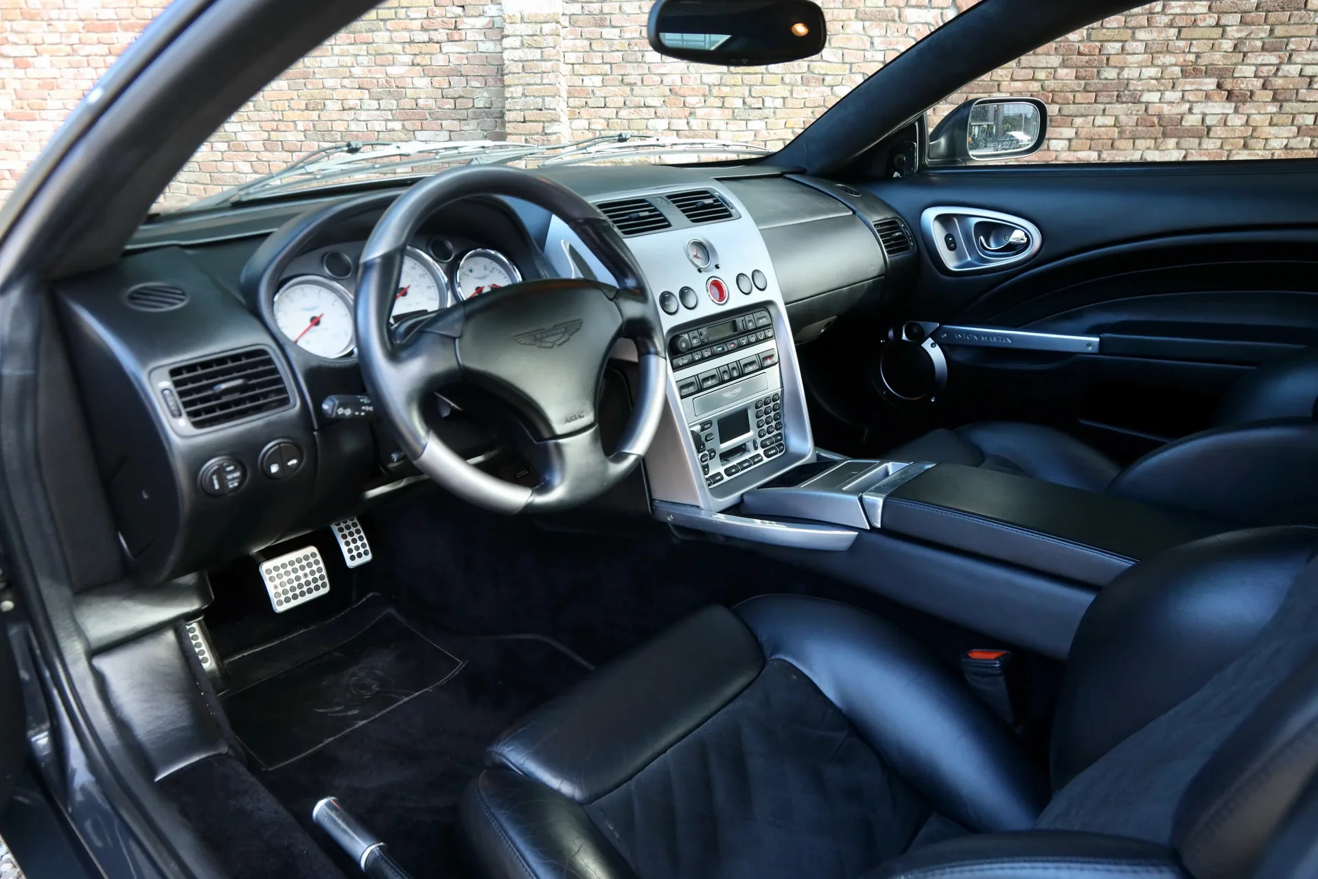 2003 Aston Martin V12 Vanquish, 3/30