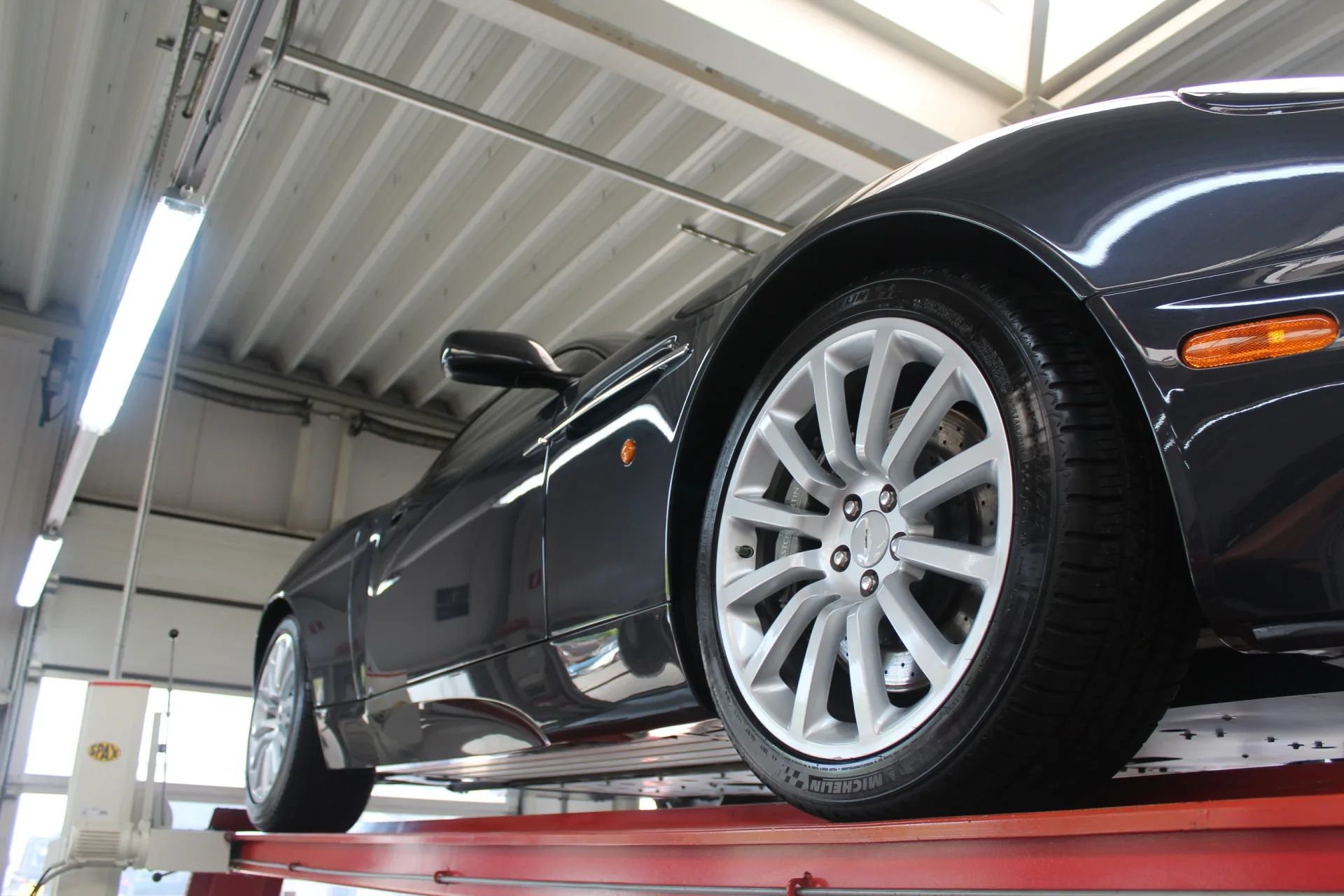 2003 Aston Martin V12 Vanquish, 10/30