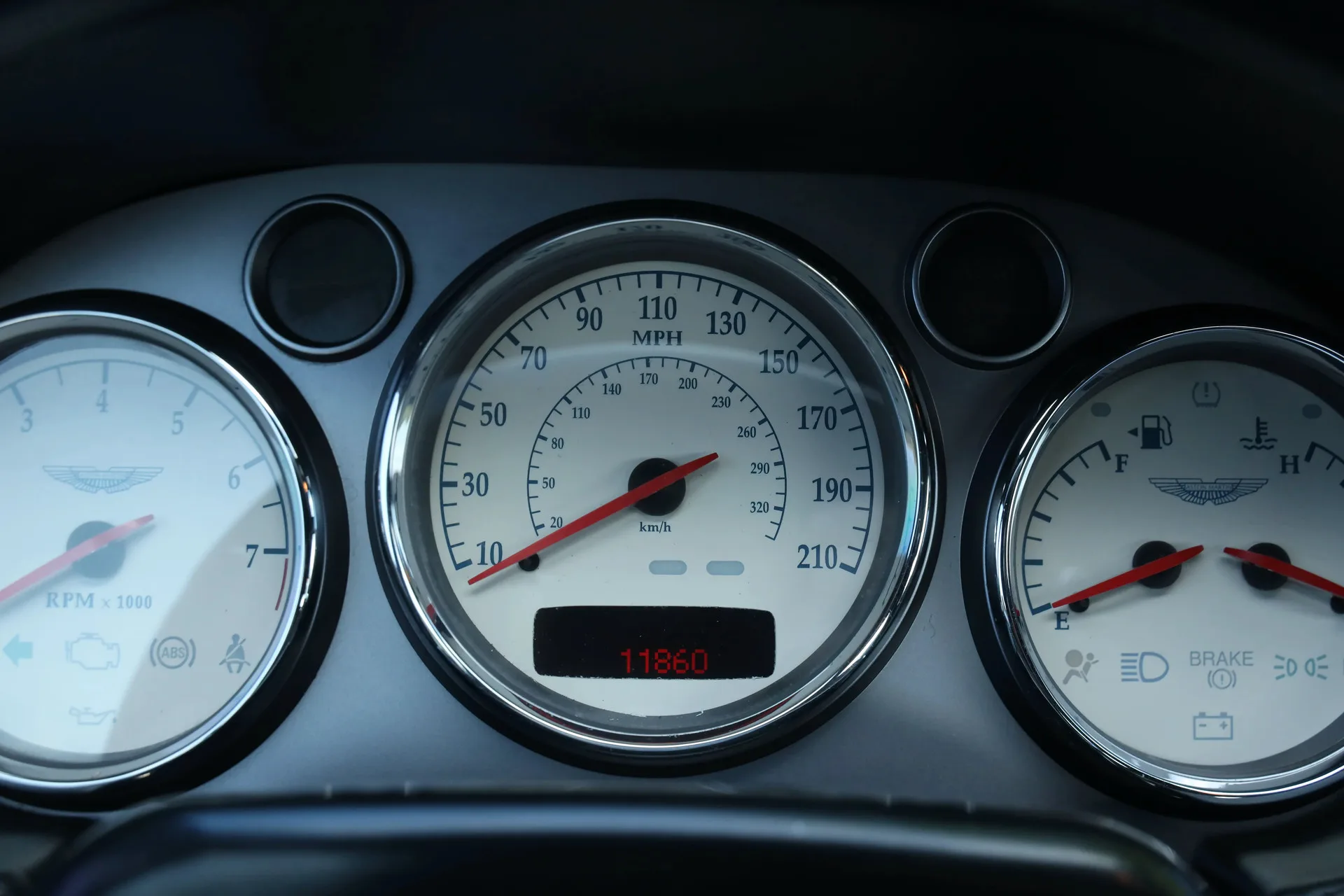 2003 Aston Martin V12 Vanquish, 11/30