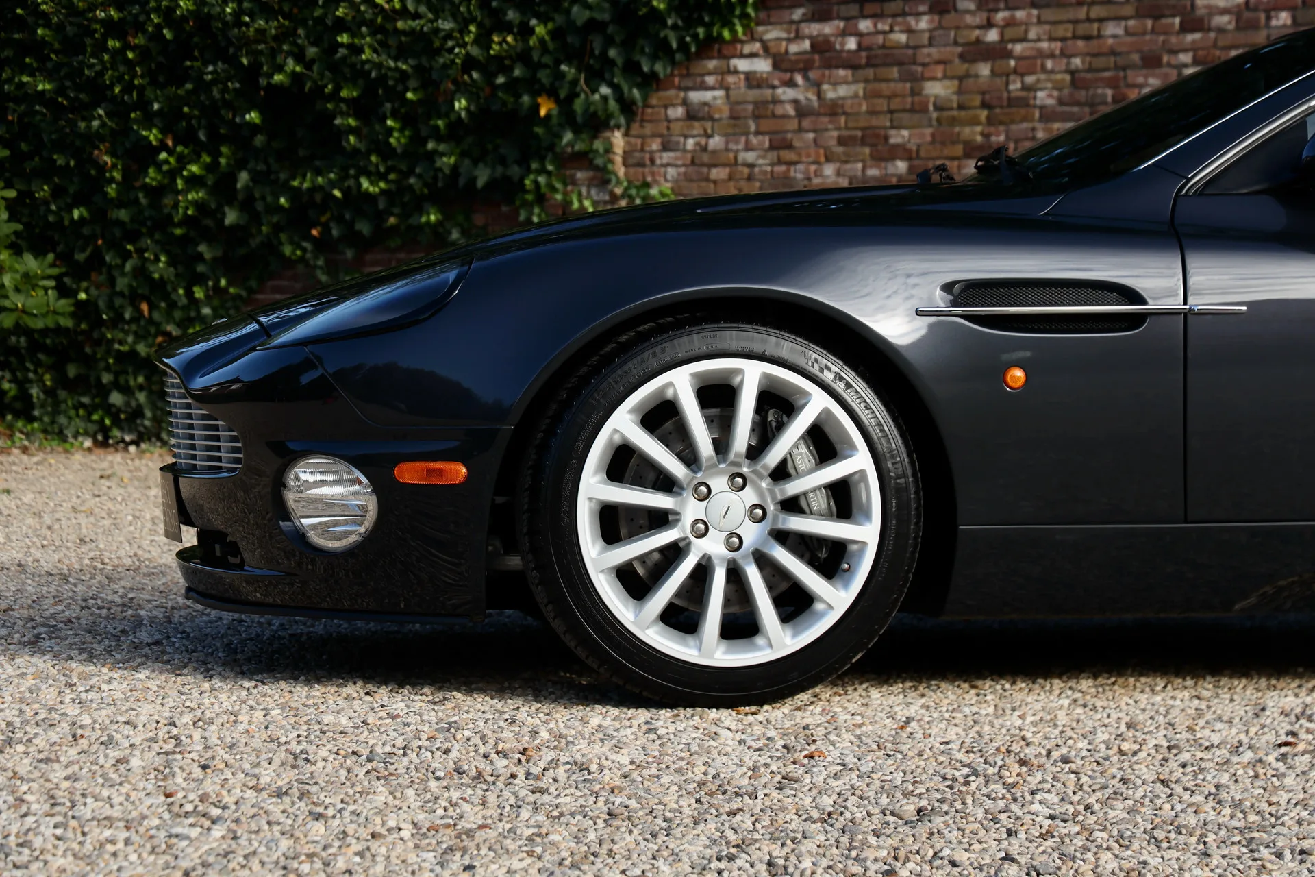 2003 Aston Martin V12 Vanquish, 15/30