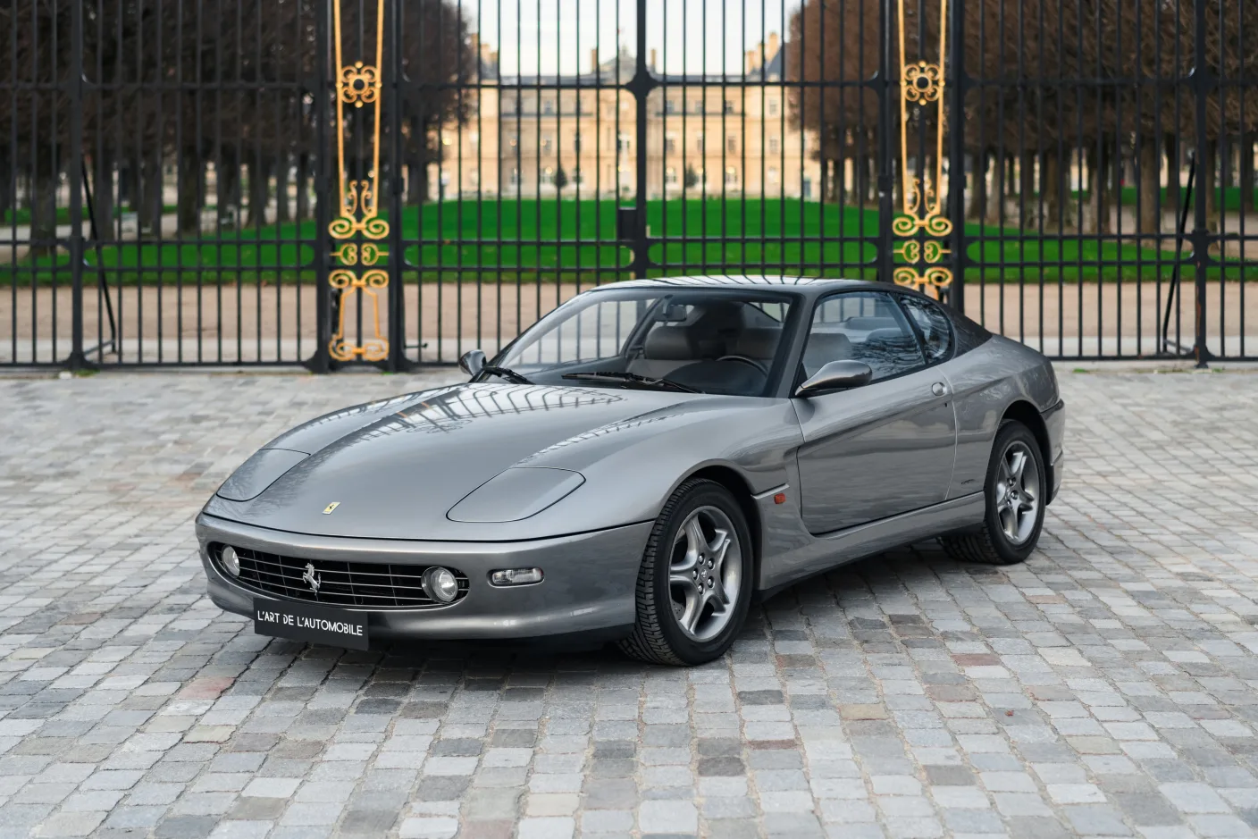 2003 Ferrari 456M GT Bicolore Scaglietti proposée par un concessionnaire spécialisé à Paris, France, photo principale