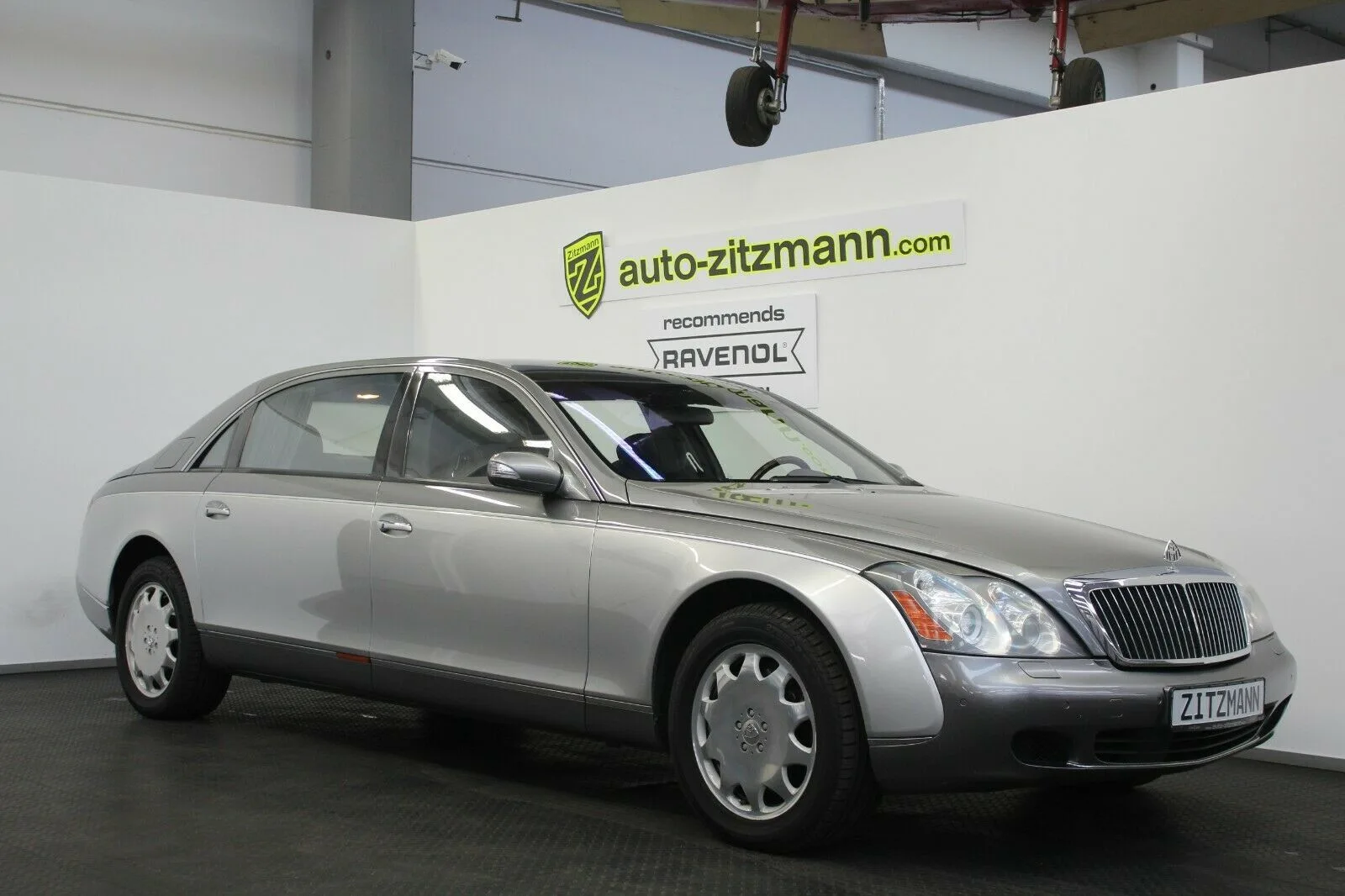 2003 Maybach 62 proposée par un concessionnaire spécialisé à Nuremberg, Allemagne, photo principale