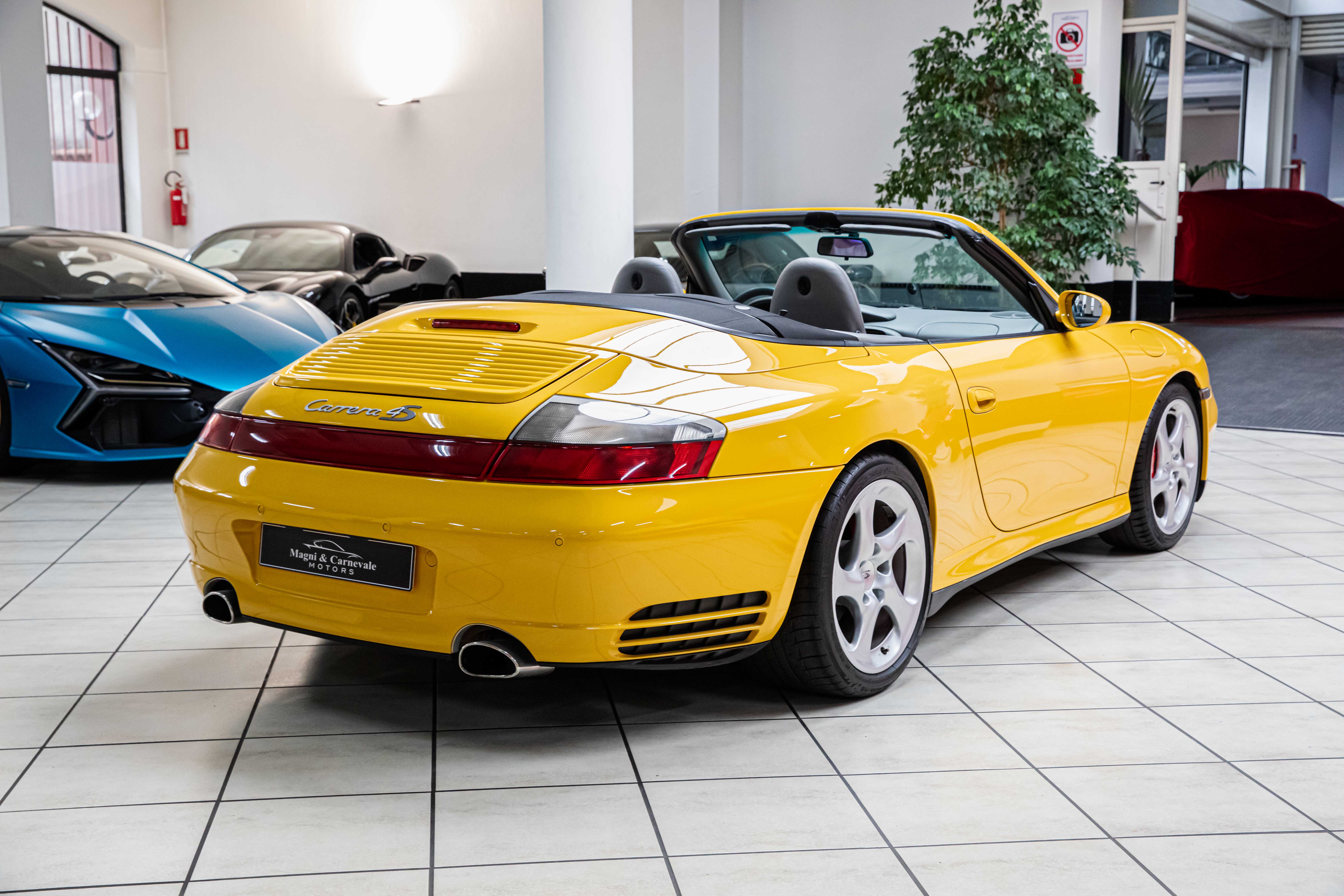 2003 Porsche 911 Carrera 4S Cabriolet offered by a specialist dealer in Milan, Italy, photo 14 of 20