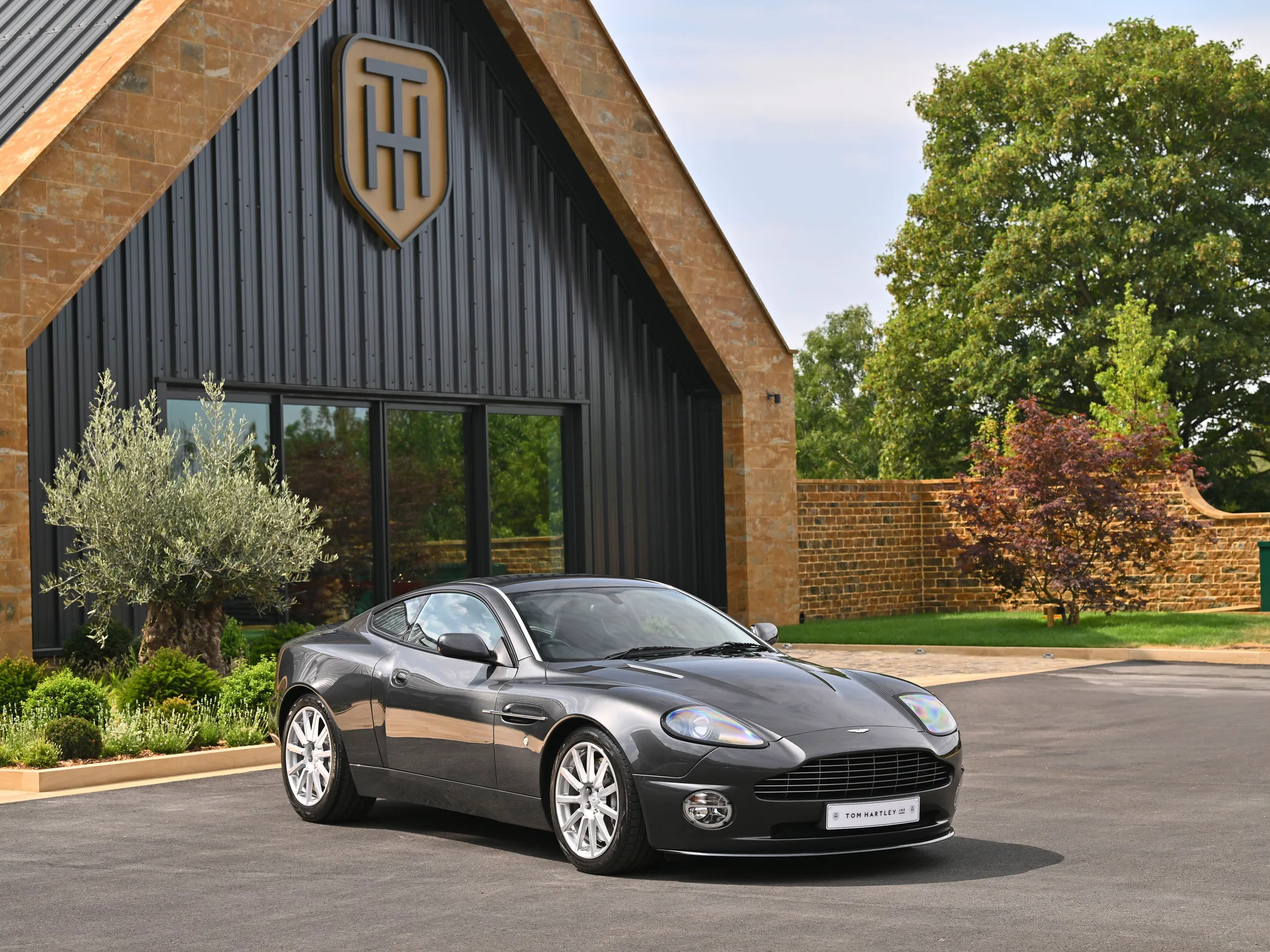2004 Aston Martin Vanquish S angeboten von einem Fachhändler in Hook Norton, Vereinigtes Königreich, Hauptfoto