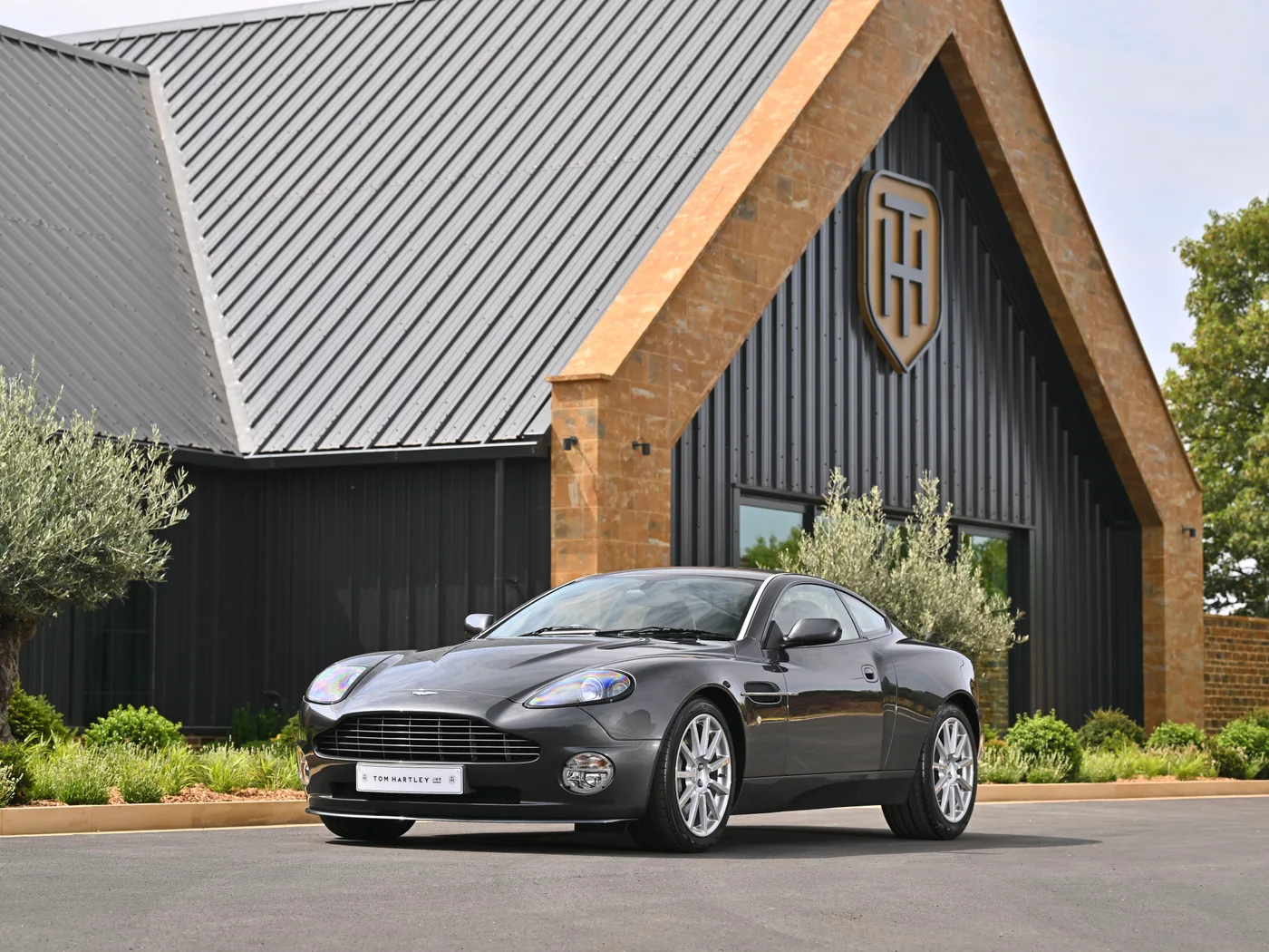 2004 Aston Martin Vanquish S offered by a specialist dealer in Hook Norton, United Kingdom, photo 3 of 15
