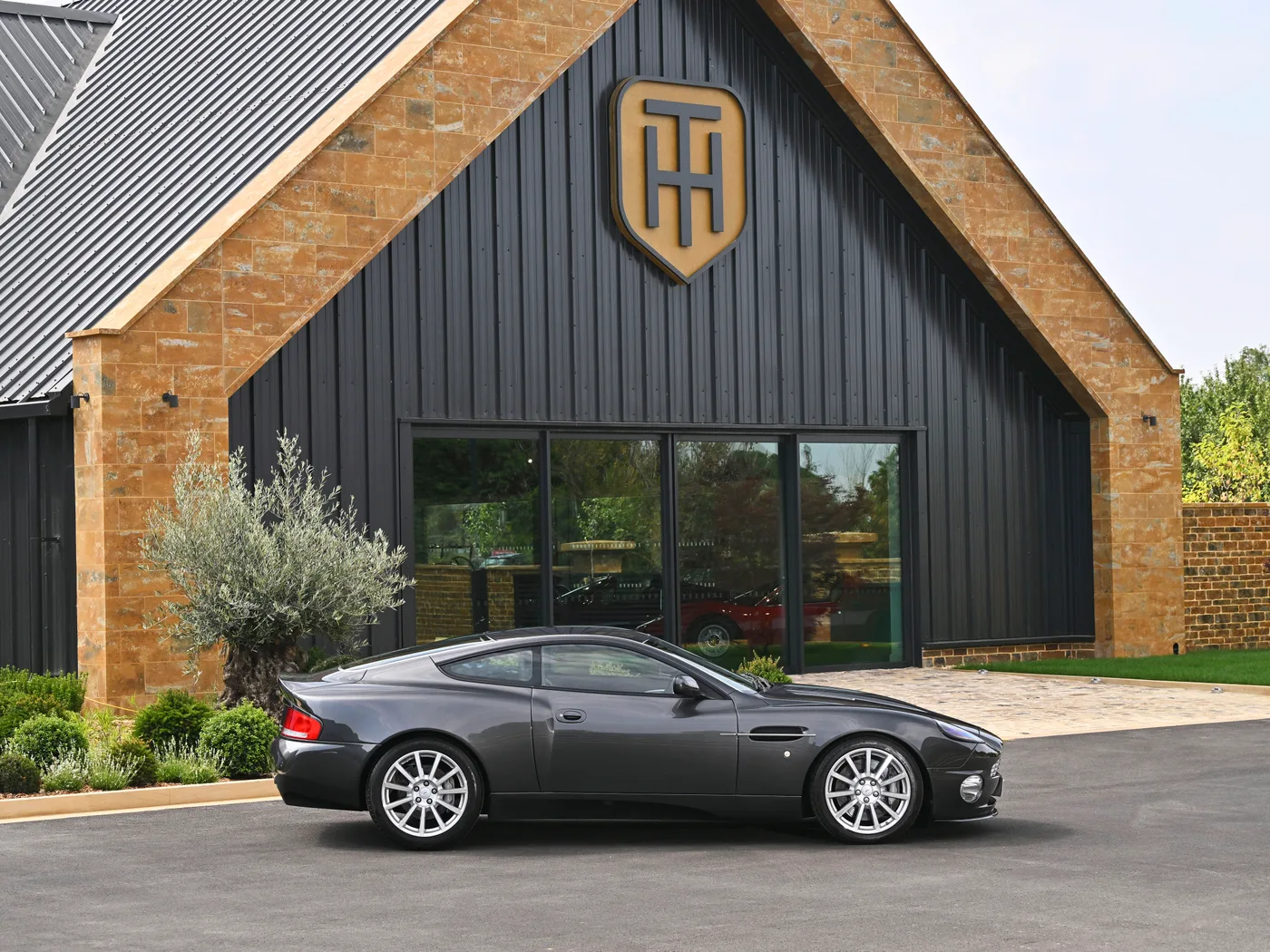 2004 Aston Martin Vanquish S offered by a specialist dealer in Hook Norton, United Kingdom, photo 9 of 15