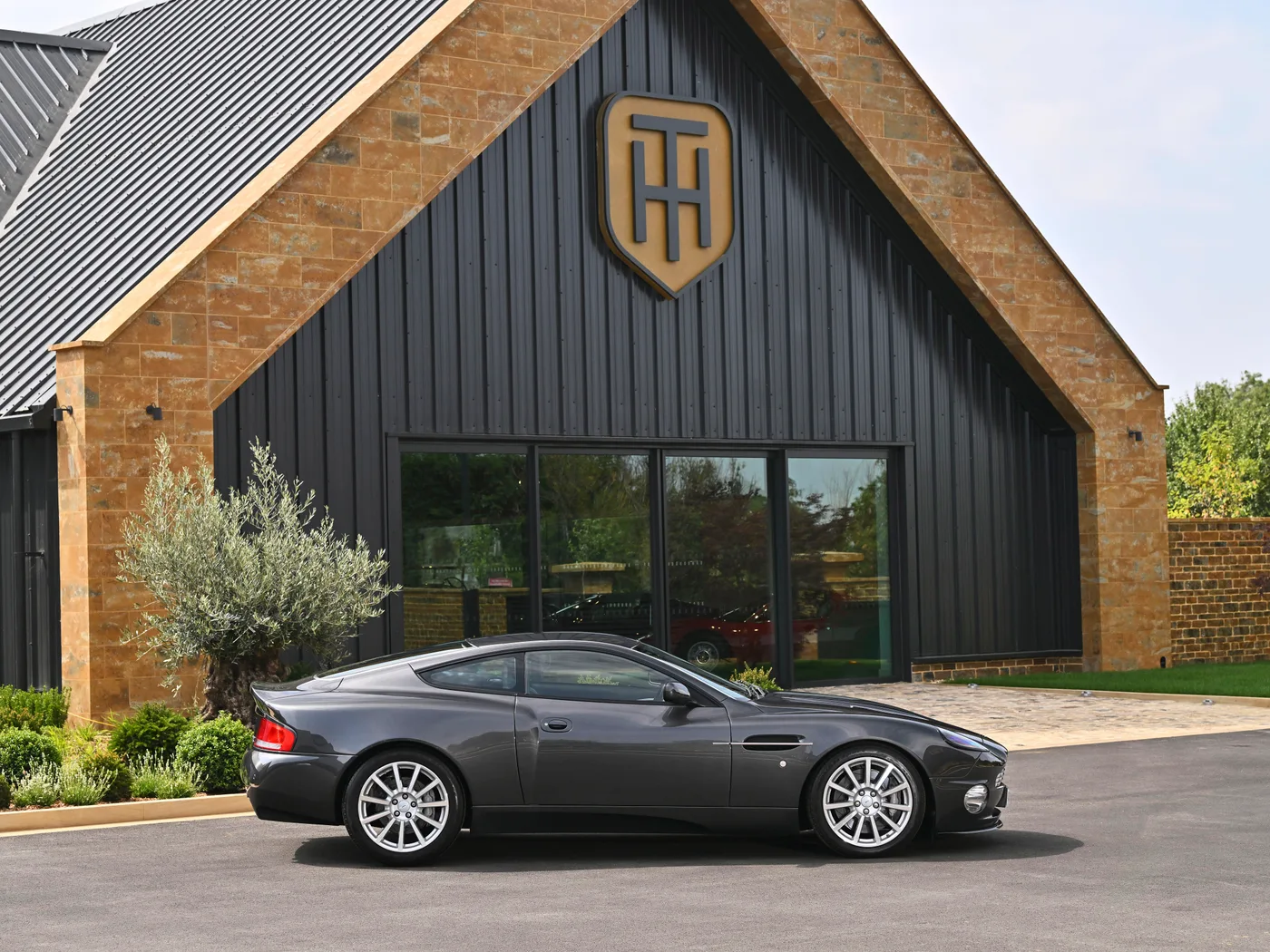 2004 Aston Martin Vanquish S offered by a specialist dealer in Hook Norton, United Kingdom, photo 10 of 15