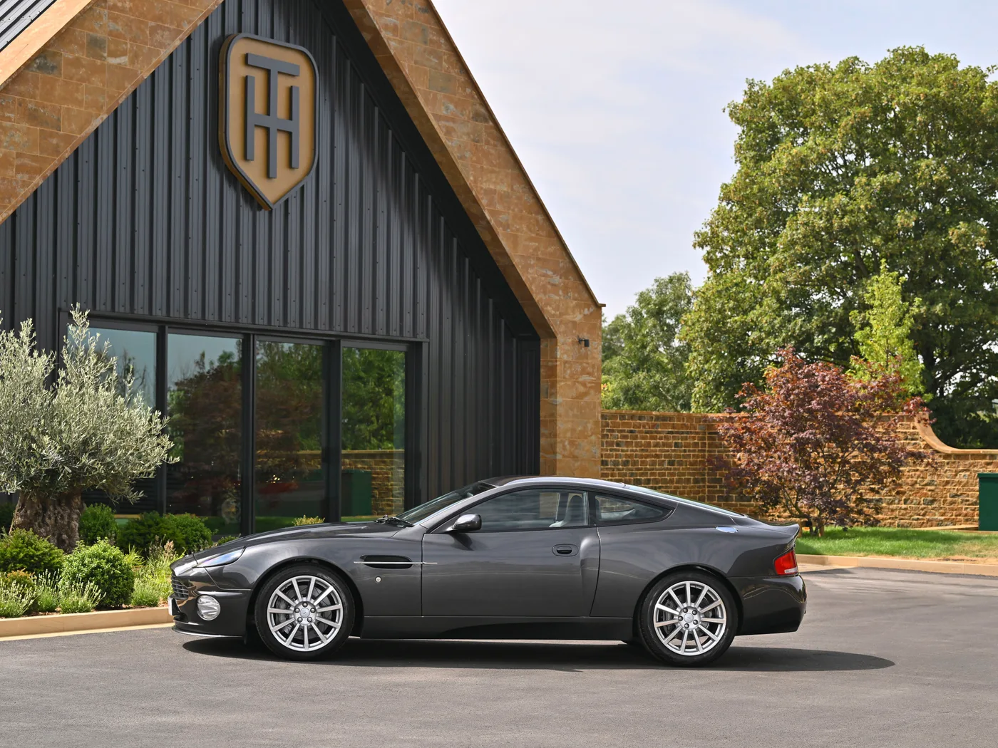 2004 Aston Martin Vanquish S offered by a specialist dealer in Hook Norton, United Kingdom, photo 12 of 15