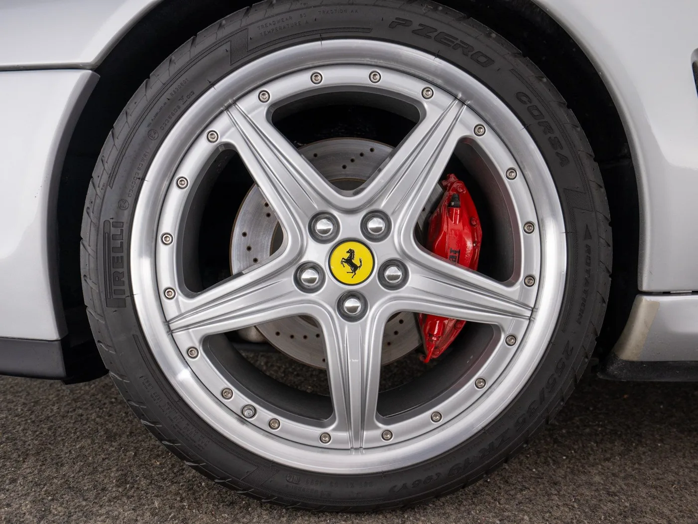 2004 Ferrari 575M Maranello proposée par un concessionnaire spécialisé à Singen, Allemagne, photo 11 sur 15