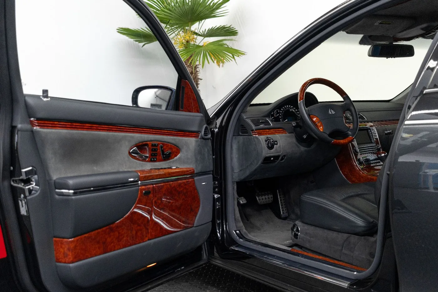 2004 Maybach 62 angeboten von einem Fachhändler in Nuremberg, Deutschland, Foto 9 von 15