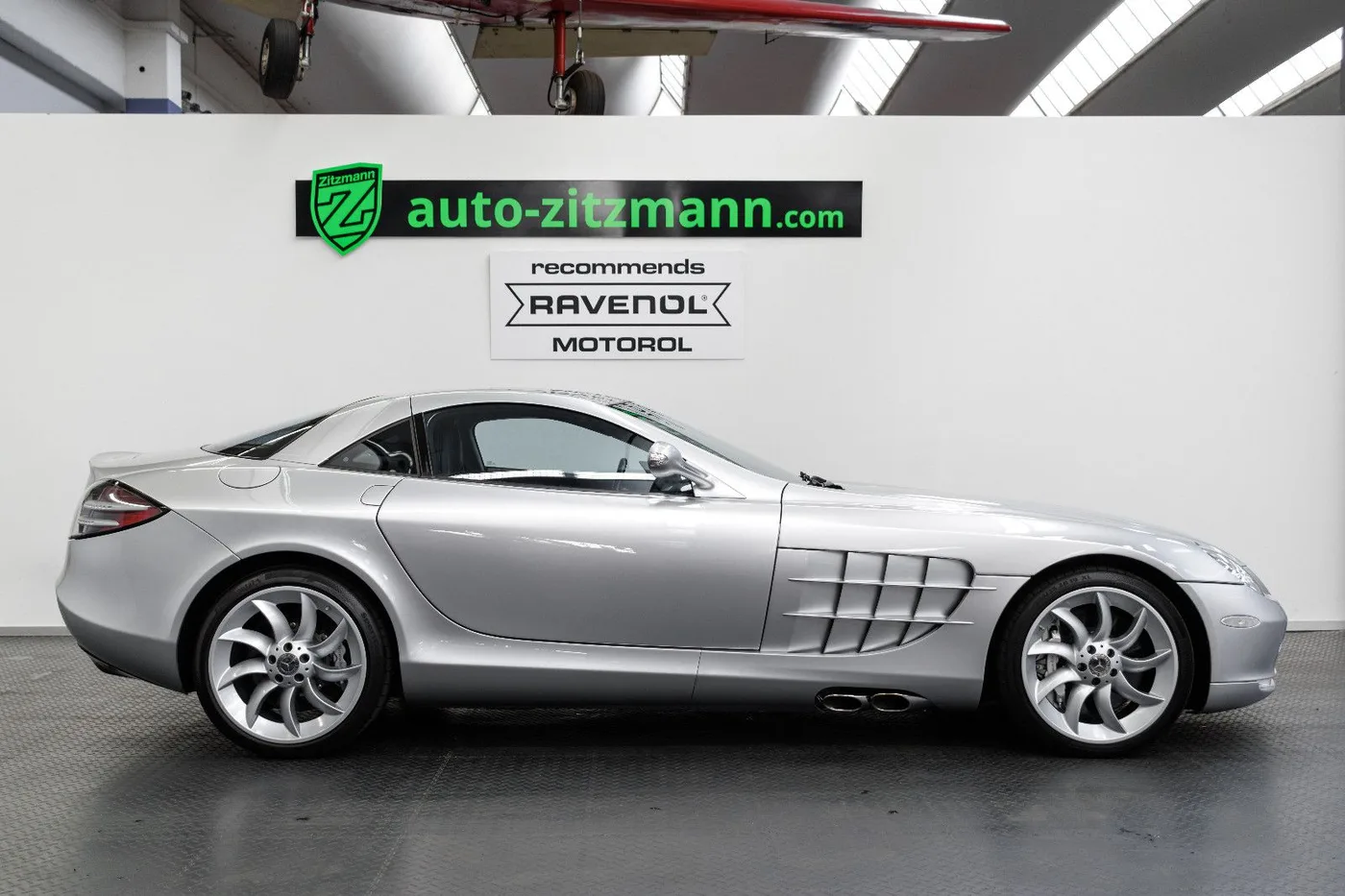 2004 Mercedes-Benz SLR McLaren offered by a specialist dealer in Nuremberg, Germany, photo 2 of 15