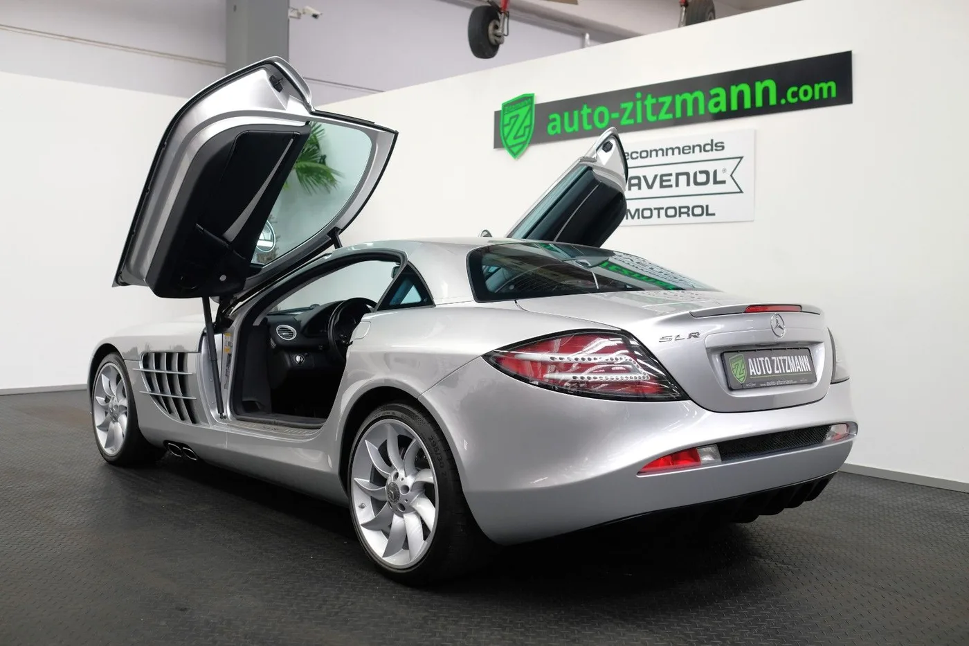 2004 Mercedes-Benz SLR McLaren offered by a specialist dealer in Nuremberg, Germany, photo 3 of 15