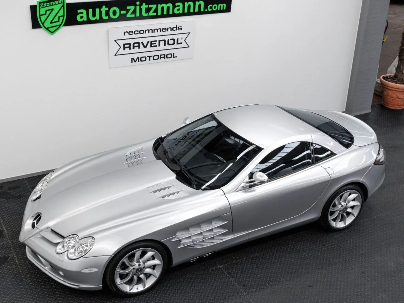 2004 Mercedes-Benz SLR McLaren offered by a specialist dealer in Nuremberg, Germany, photo 4 of 15