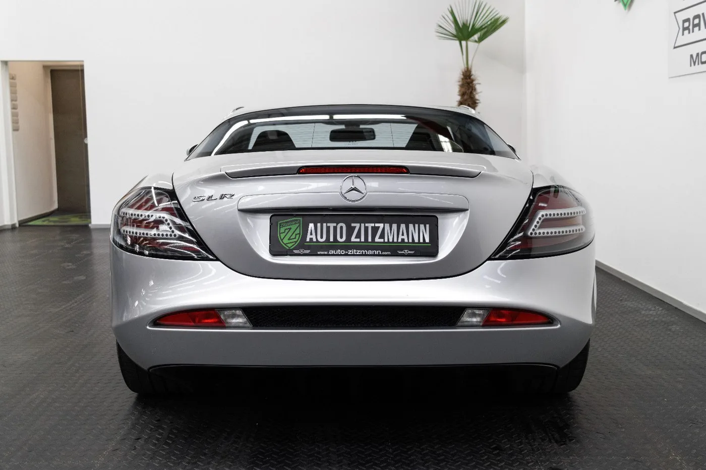 2004 Mercedes-Benz SLR McLaren offered by a specialist dealer in Nuremberg, Germany, photo 9 of 15