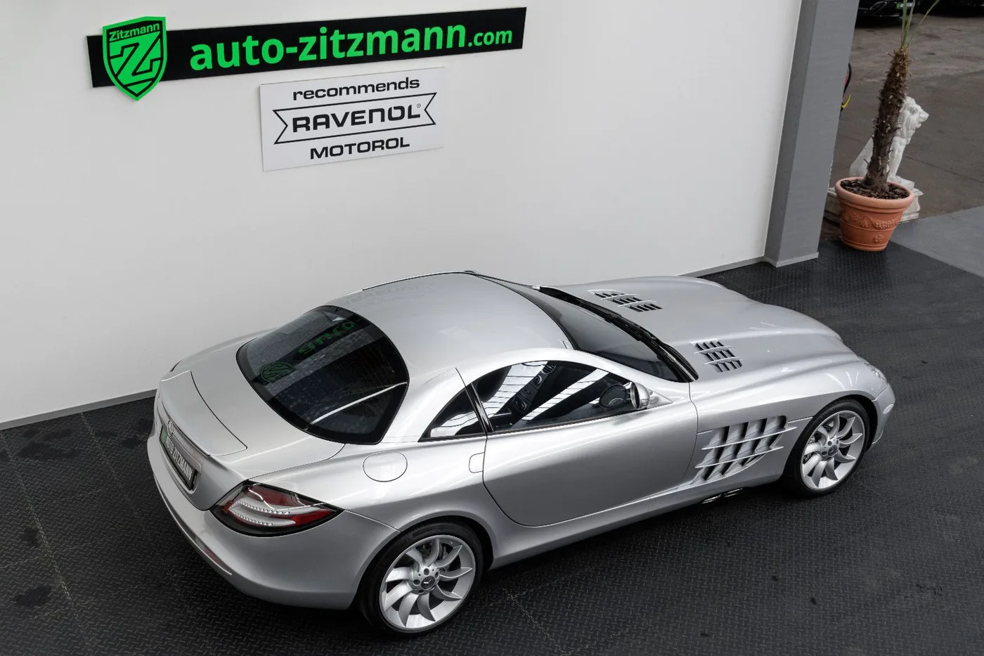 2004 Mercedes-Benz SLR McLaren offered by a specialist dealer in Nuremberg, Germany, photo 10 of 15