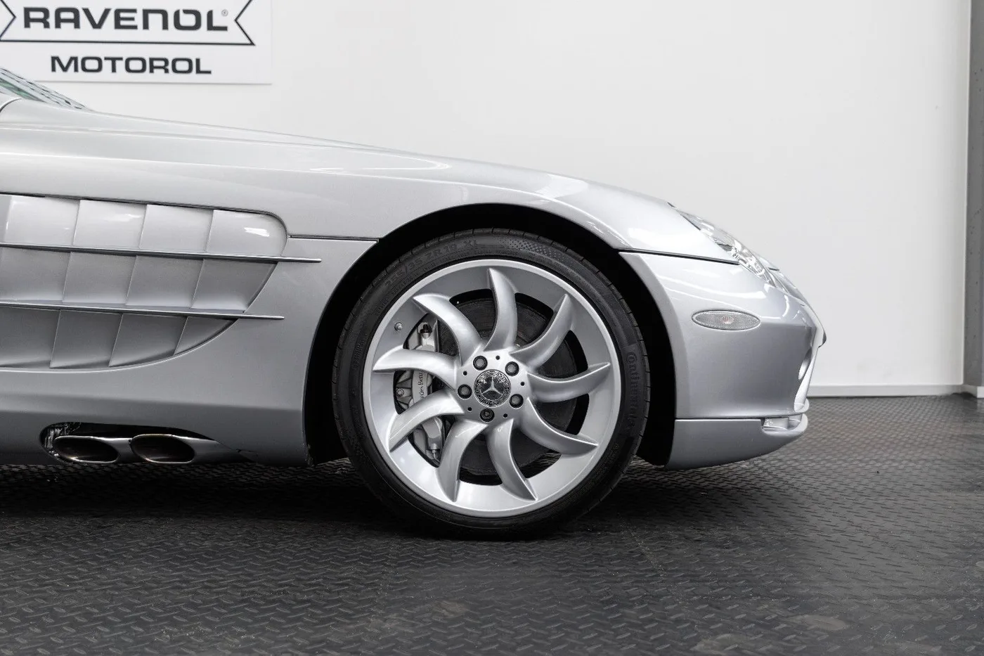 2004 Mercedes-Benz SLR McLaren offered by a specialist dealer in Nuremberg, Germany, photo 11 of 15