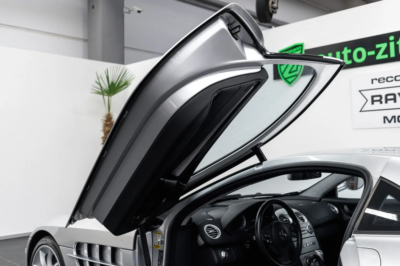 2004 Mercedes-Benz SLR McLaren offered by a specialist dealer in Nuremberg, Germany, photo 13 of 15