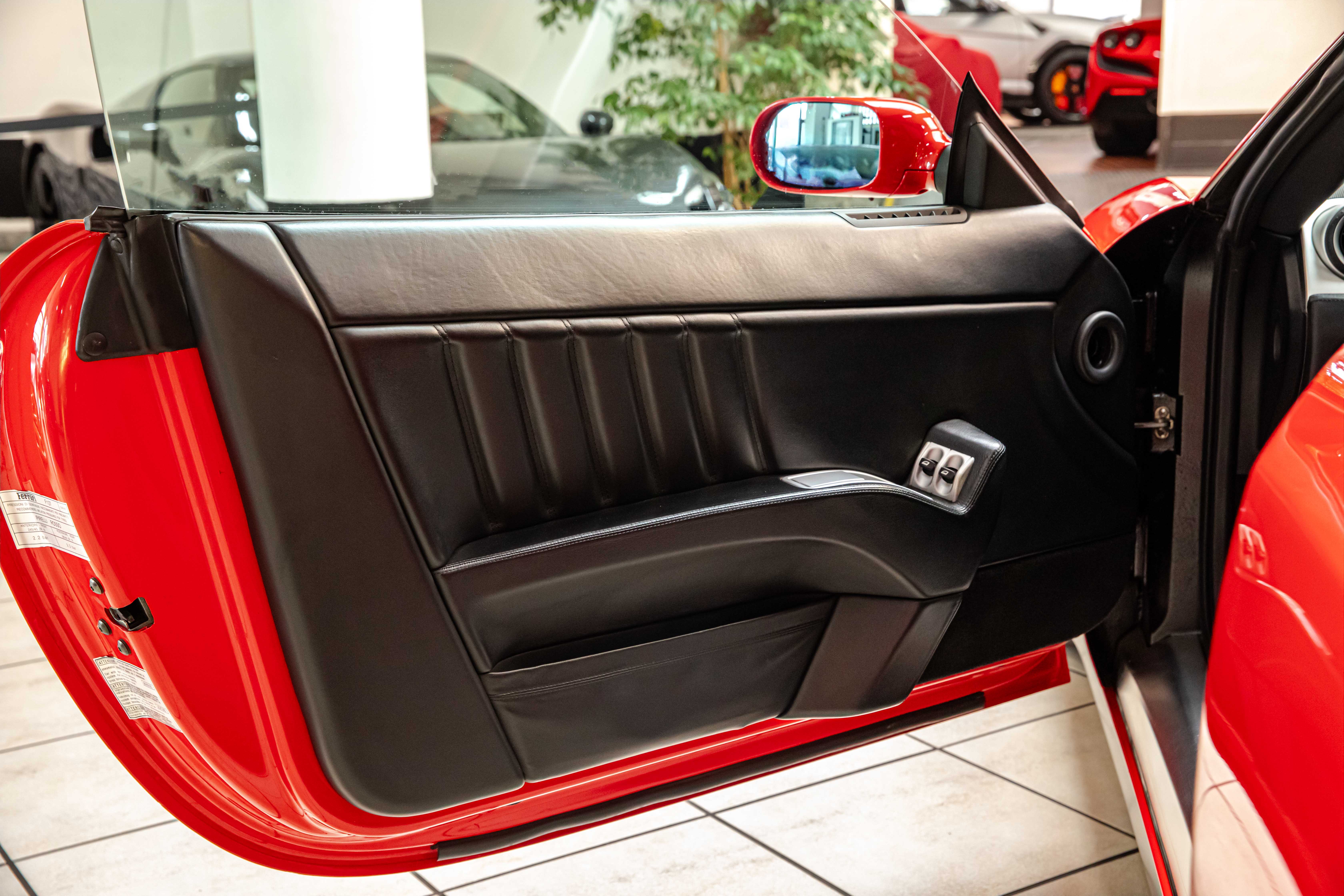 2005 Ferrari 612 Scaglietti manual proposée par un concessionnaire spécialisé à Milan, Italie, photo 15 sur 20