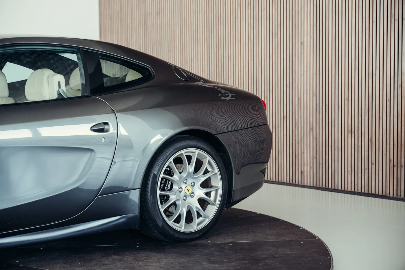 2005 Ferrari 612 Scaglietti angeboten von einem Oldtimerspezialisten in Stuttgart, Deutschland, Foto 12 von 25