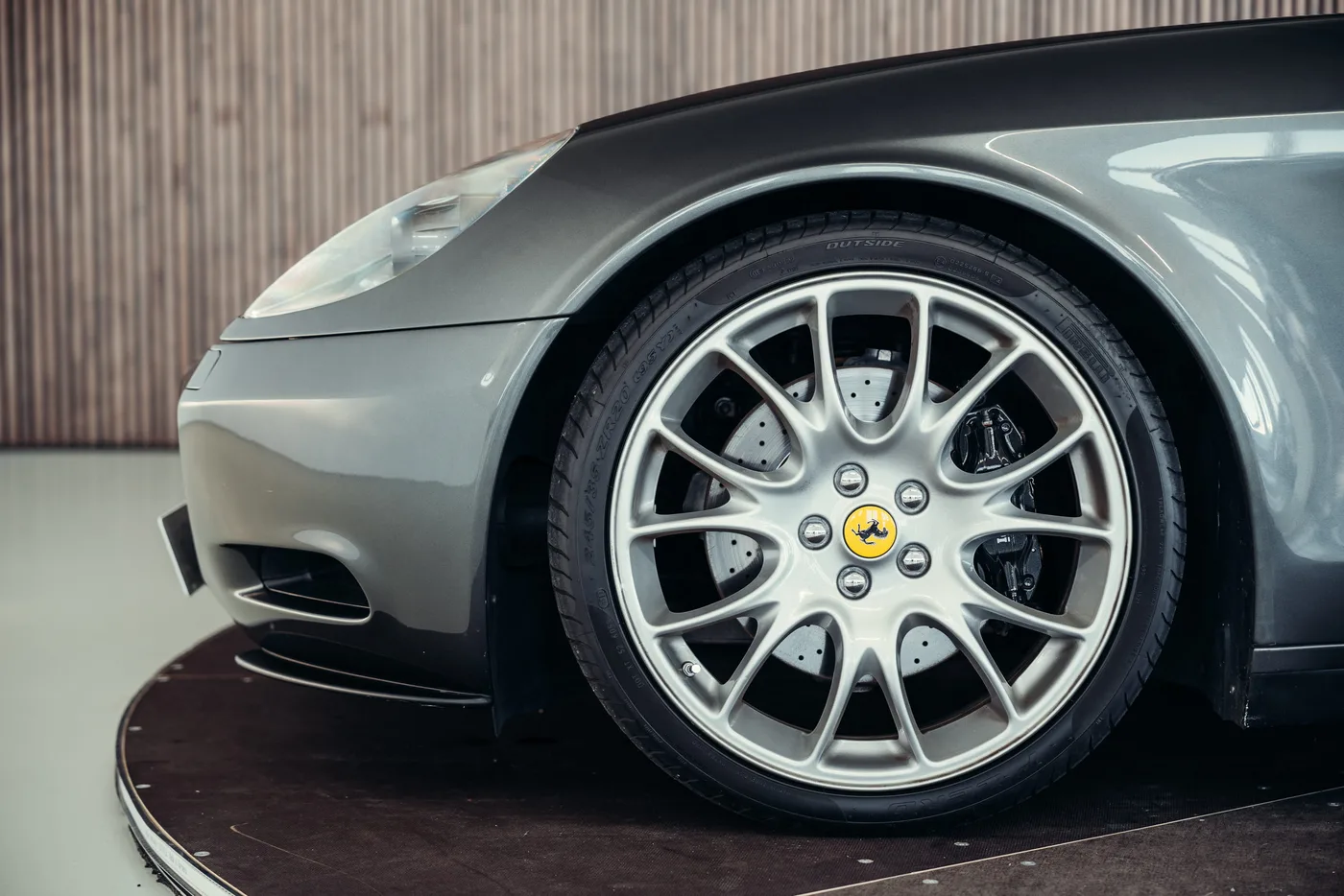2005 Ferrari 612 Scaglietti angeboten von einem Oldtimerspezialisten in Stuttgart, Deutschland, Foto 16 von 25