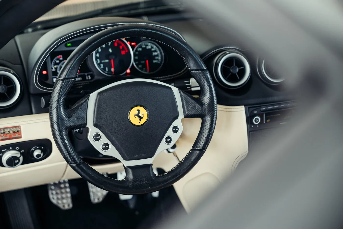 2005 Ferrari 612 Scaglietti angeboten von einem Oldtimerspezialisten in Stuttgart, Deutschland, Foto 23 von 25